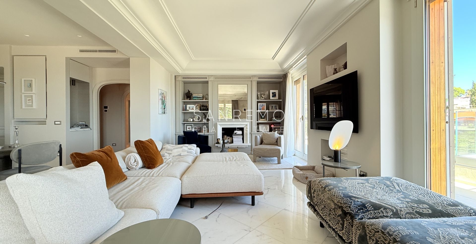 Exclusive penthouse with sea view, large terrace, and luxury finishes in an elegant building surrounded by greenery