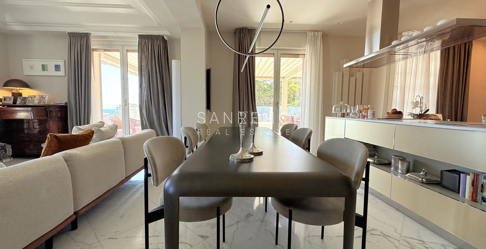 Exclusive penthouse with sea view, large terrace, and luxury finishes in an elegant building surrounded by greenery