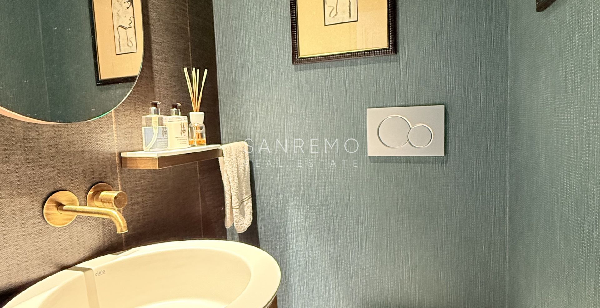Exclusive penthouse with sea view, large terrace, and luxury finishes in an elegant building surrounded by greenery