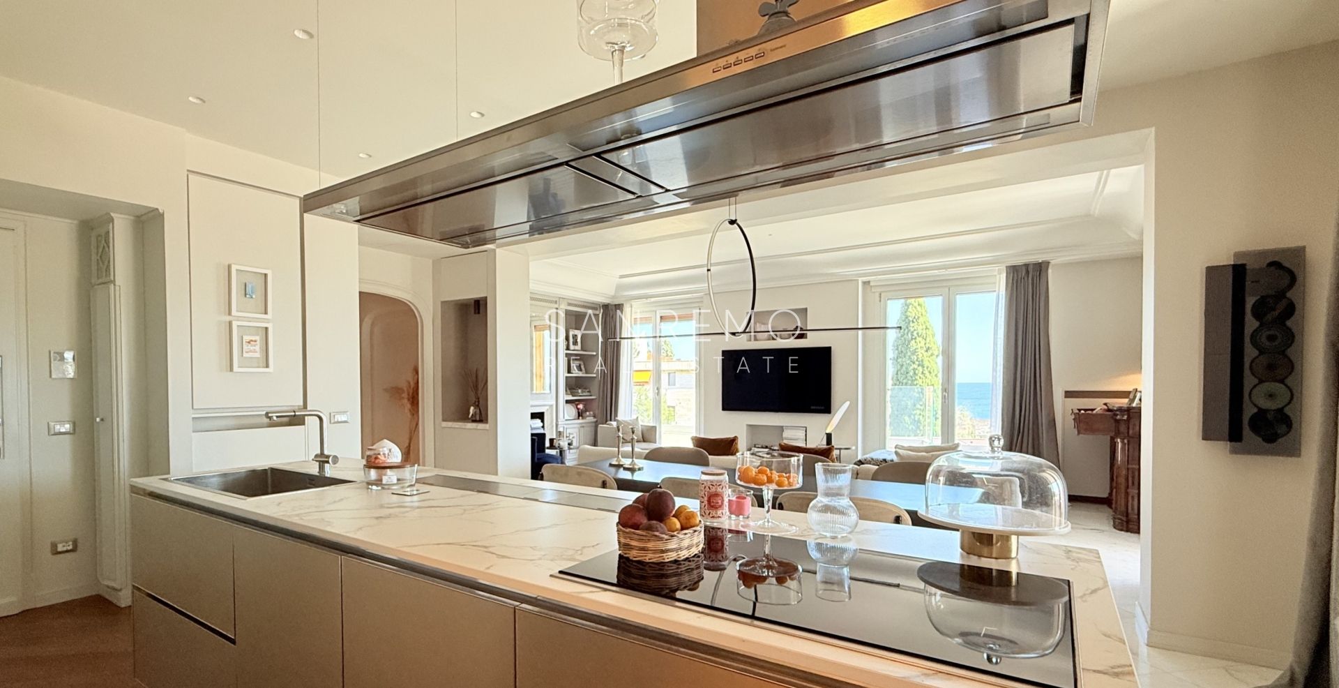 Exclusive penthouse with sea view, large terrace, and luxury finishes in an elegant building surrounded by greenery