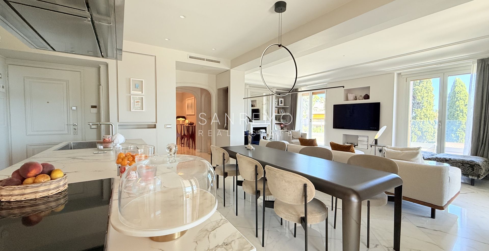 Exclusive penthouse with sea view, large terrace, and luxury finishes in an elegant building surrounded by greenery