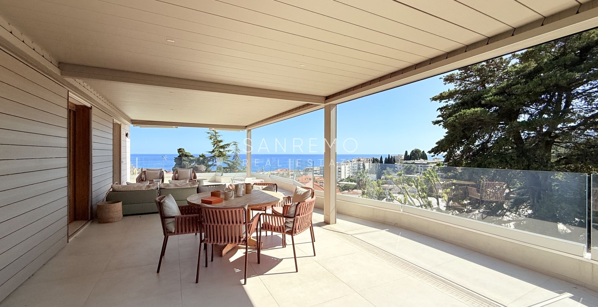 Exclusive penthouse with sea view, large terrace, and luxury finishes in an elegant building surrounded by greenery