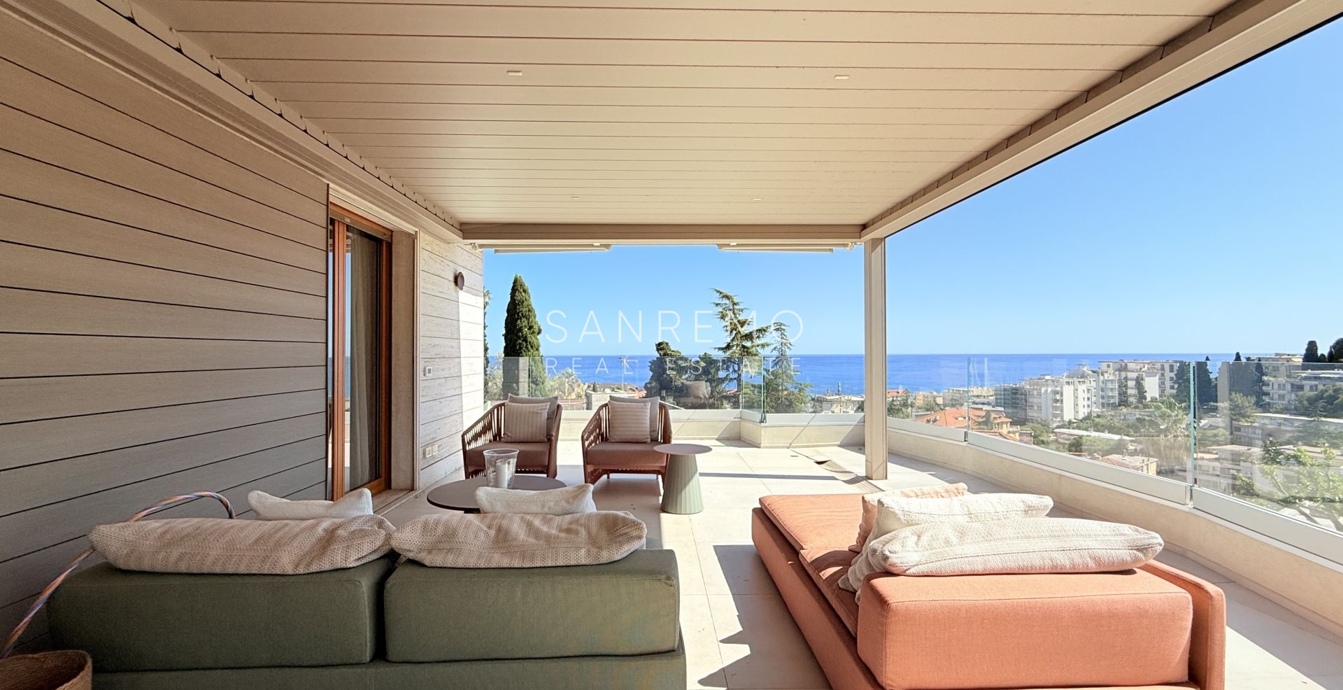 Exclusive penthouse with sea view, large terrace, and luxury finishes in an elegant building surrounded by greenery
