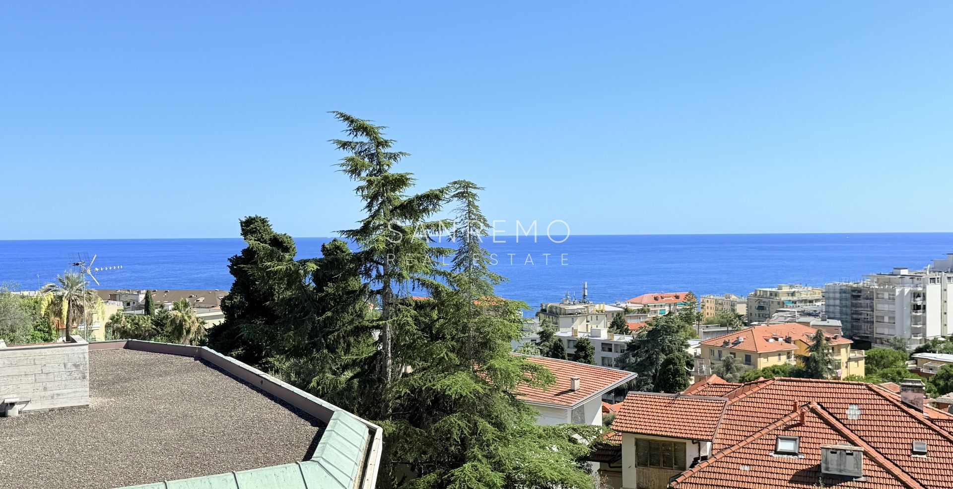 Exclusive penthouse with sea view, large terrace, and luxury finishes in an elegant building surrounded by greenery