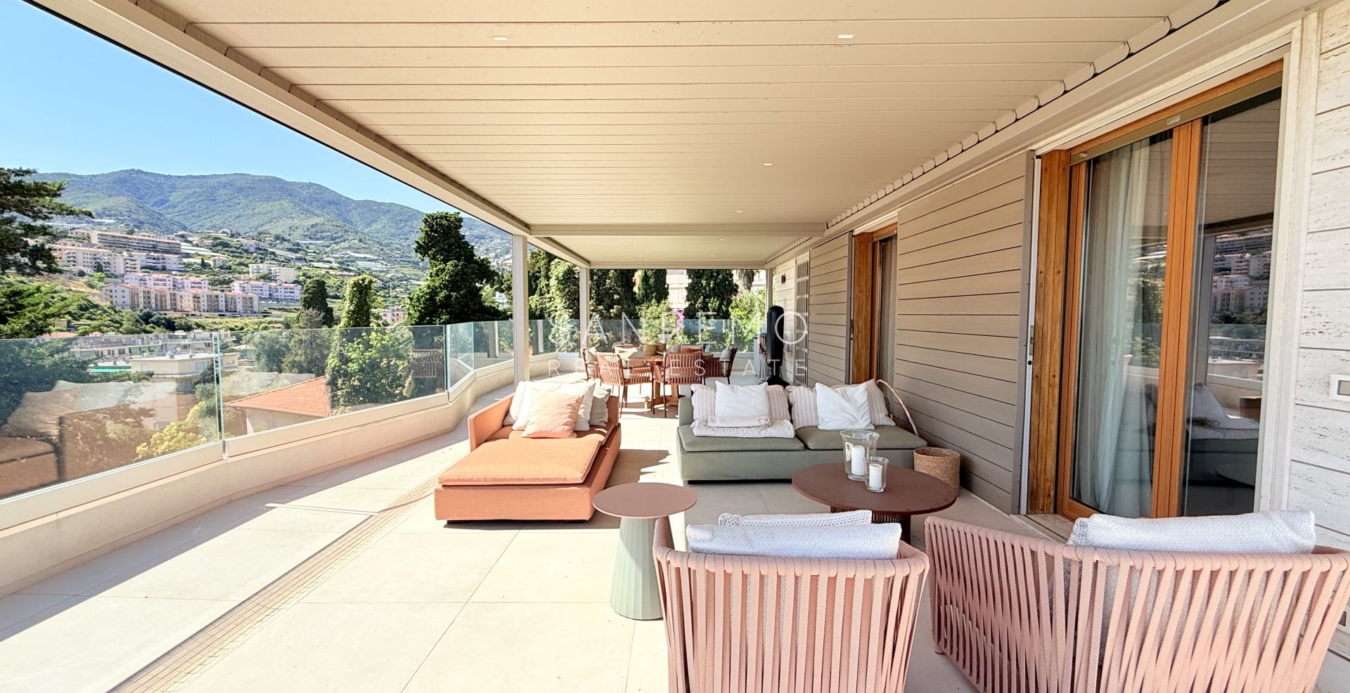 Exclusive penthouse with sea view, large terrace, and luxury finishes in an elegant building surrounded by greenery