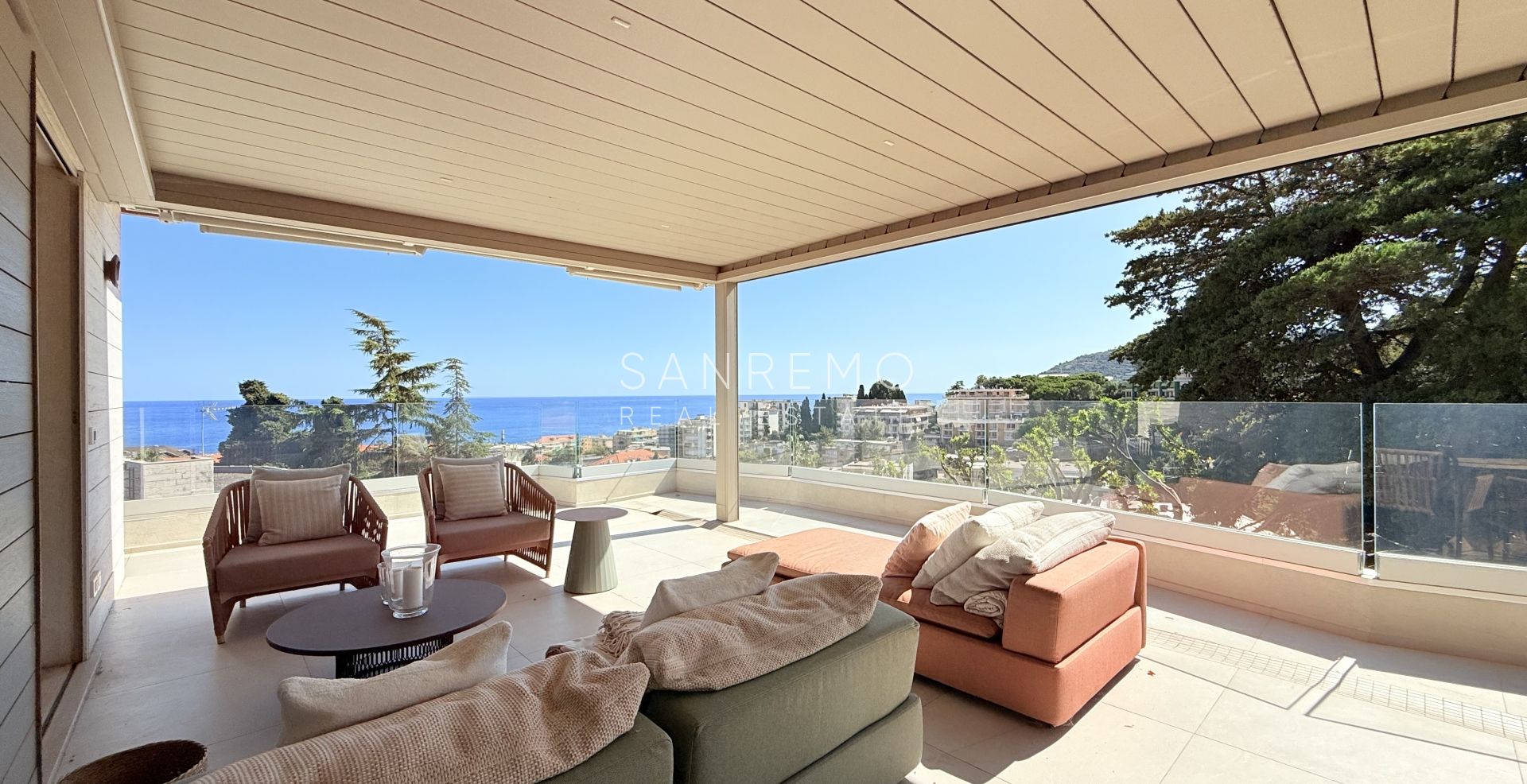 Exclusive penthouse with sea view, large terrace, and luxury finishes in an elegant building surrounded by greenery