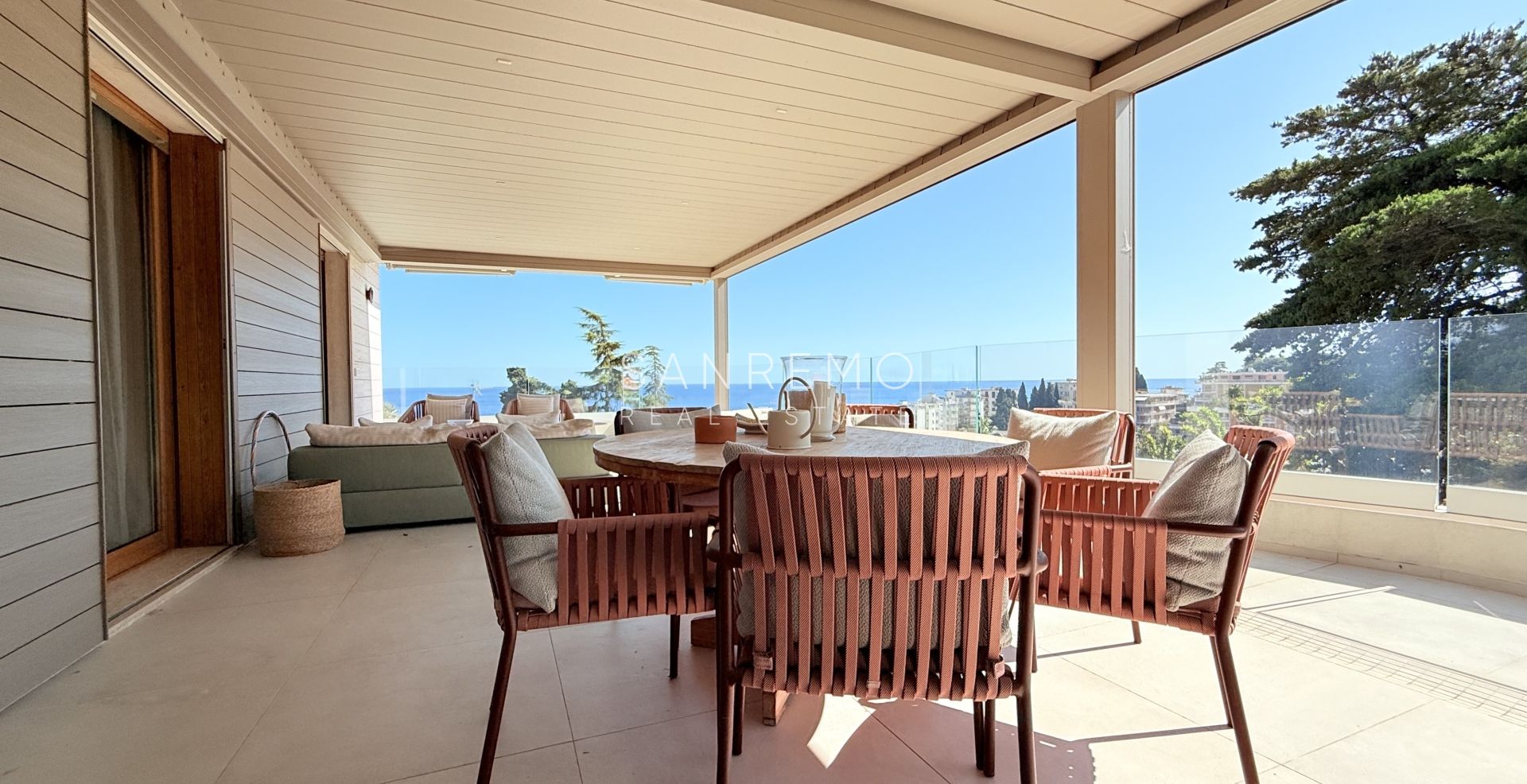 Exclusive penthouse with sea view, large terrace, and luxury finishes in an elegant building surrounded by greenery