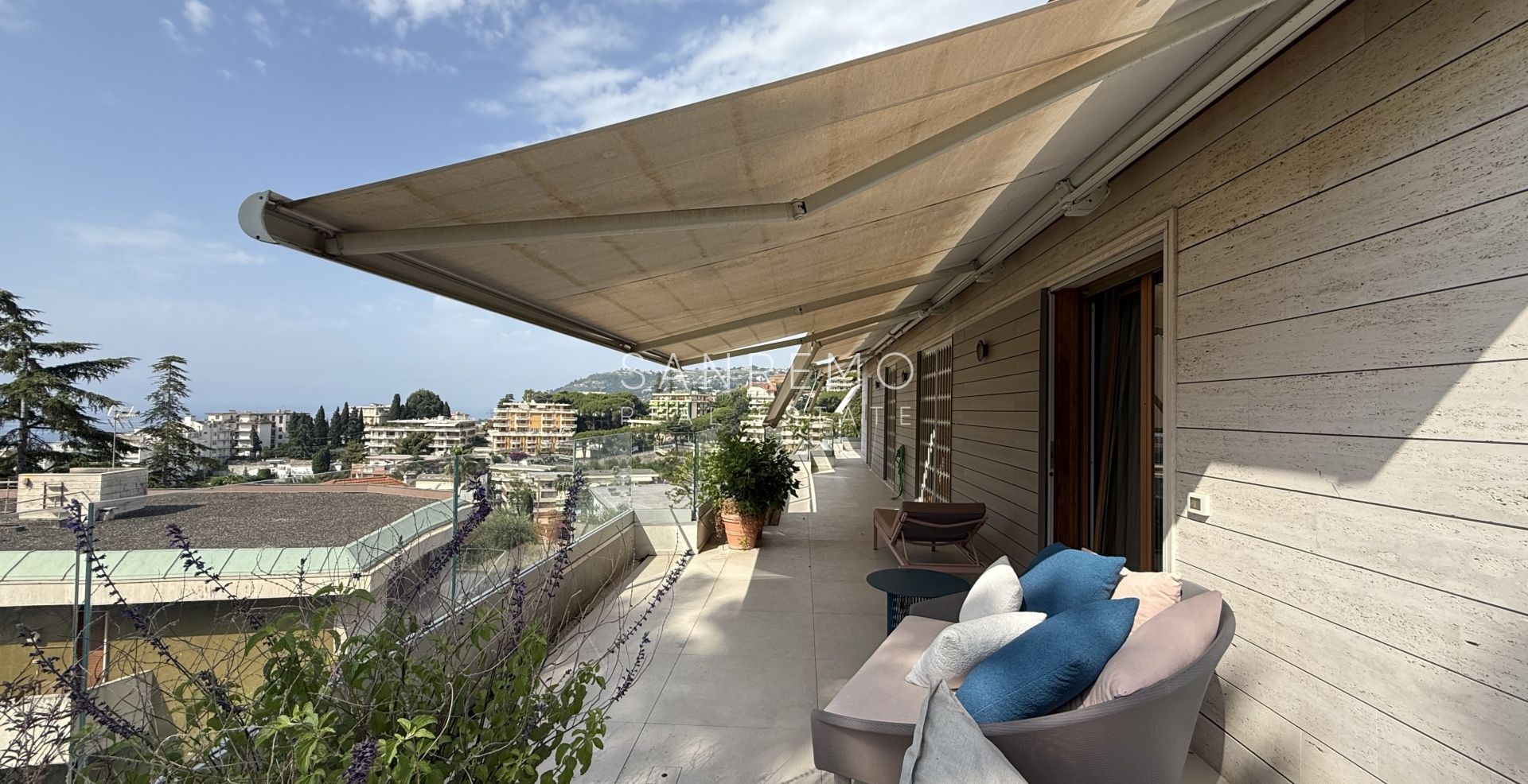 Exclusive penthouse with sea view, large terrace, and luxury finishes in an elegant building surrounded by greenery