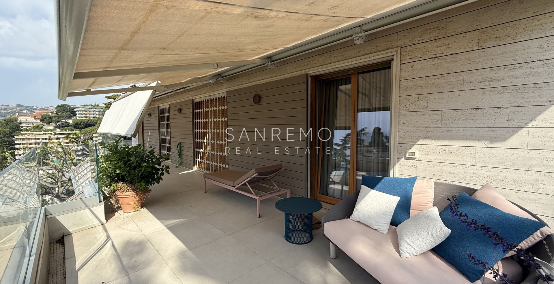 Exclusive penthouse with sea view, large terrace, and luxury finishes in an elegant building surrounded by greenery