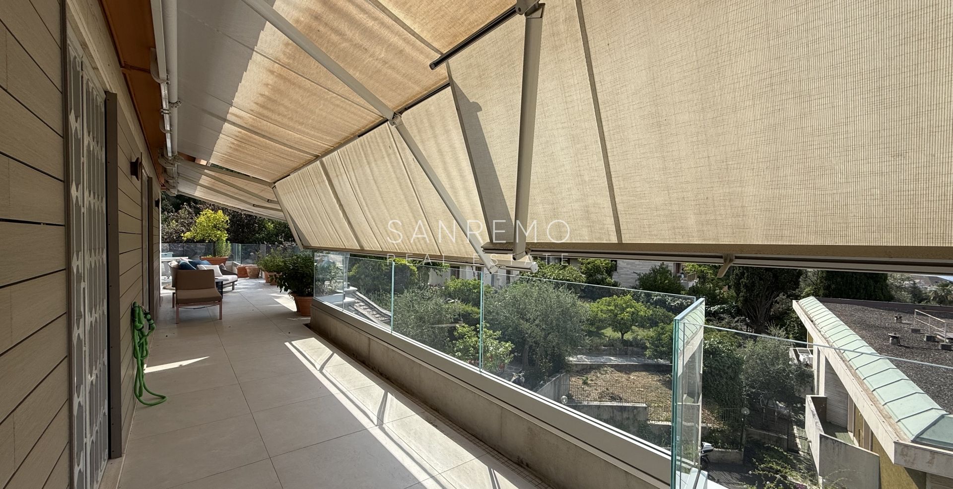 Exclusive penthouse with sea view, large terrace, and luxury finishes in an elegant building surrounded by greenery