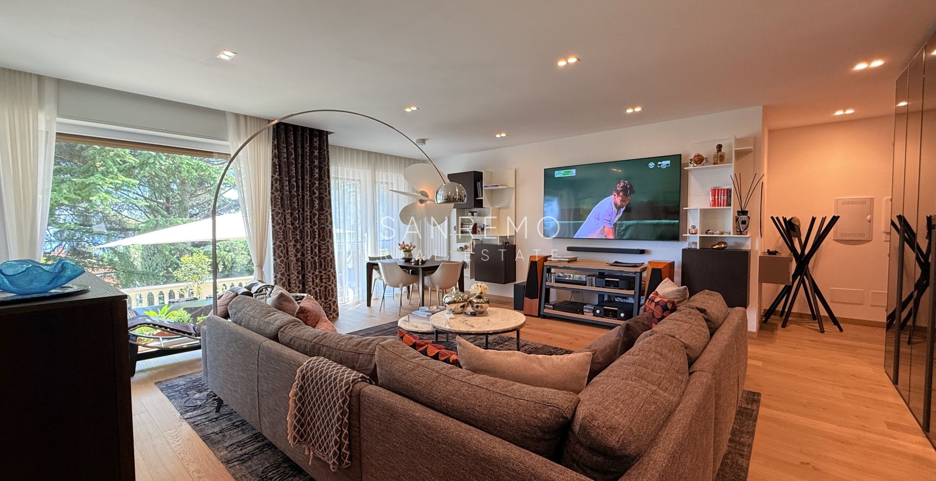 Prestigious sea view apartment with high-end finishes and luxury furnishings