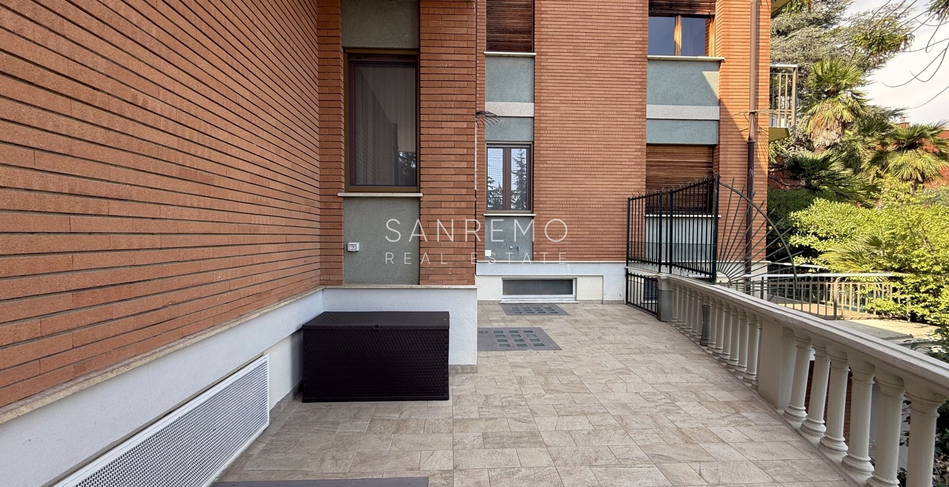Prestigious sea view apartment with high-end finishes and luxury furnishings