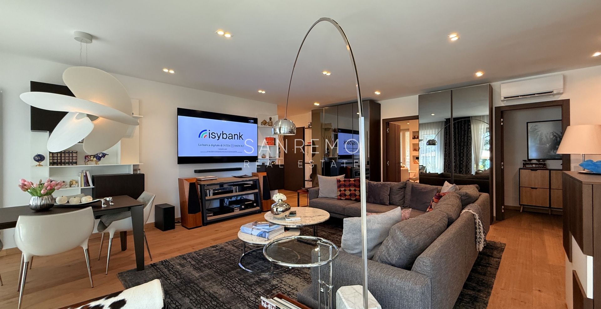Prestigious sea view apartment with high-end finishes and luxury furnishings