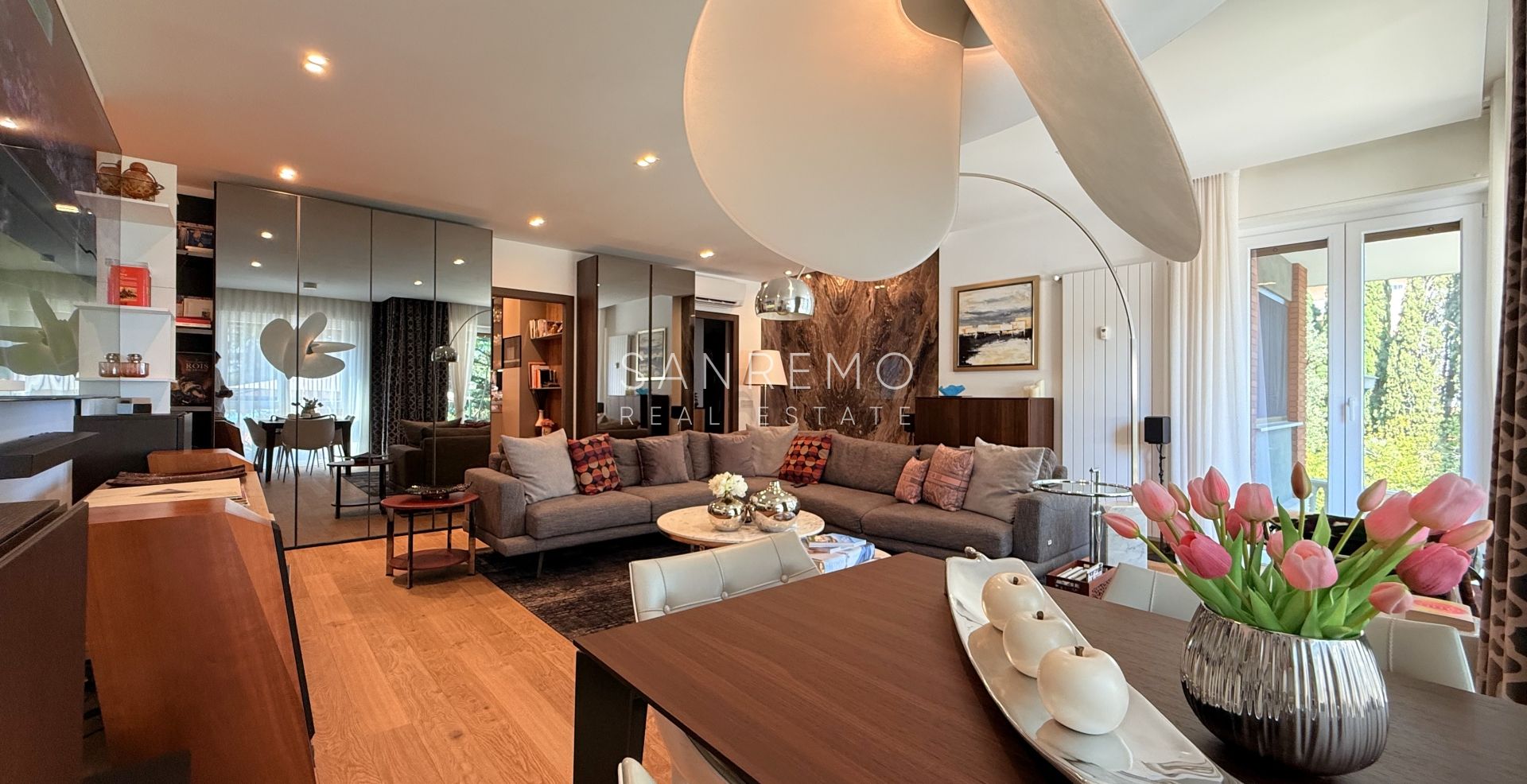 Prestigious sea view apartment with high-end finishes and luxury furnishings