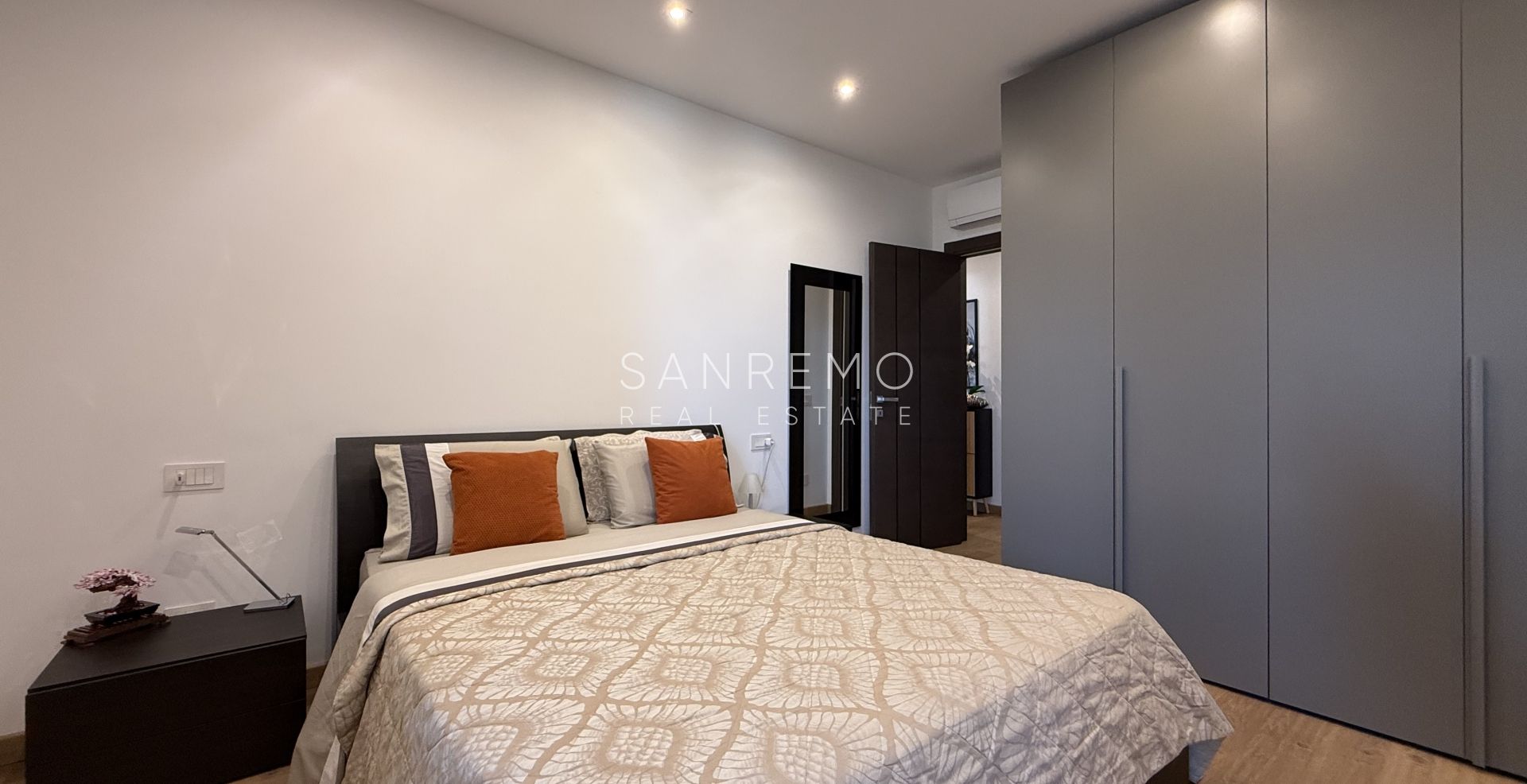 Prestigious sea view apartment with high-end finishes and luxury furnishings
