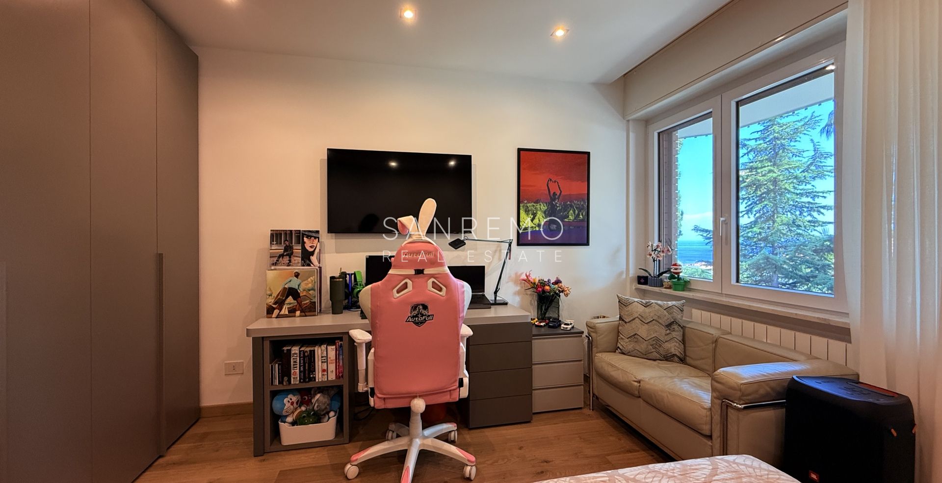 Prestigious sea view apartment with high-end finishes and luxury furnishings