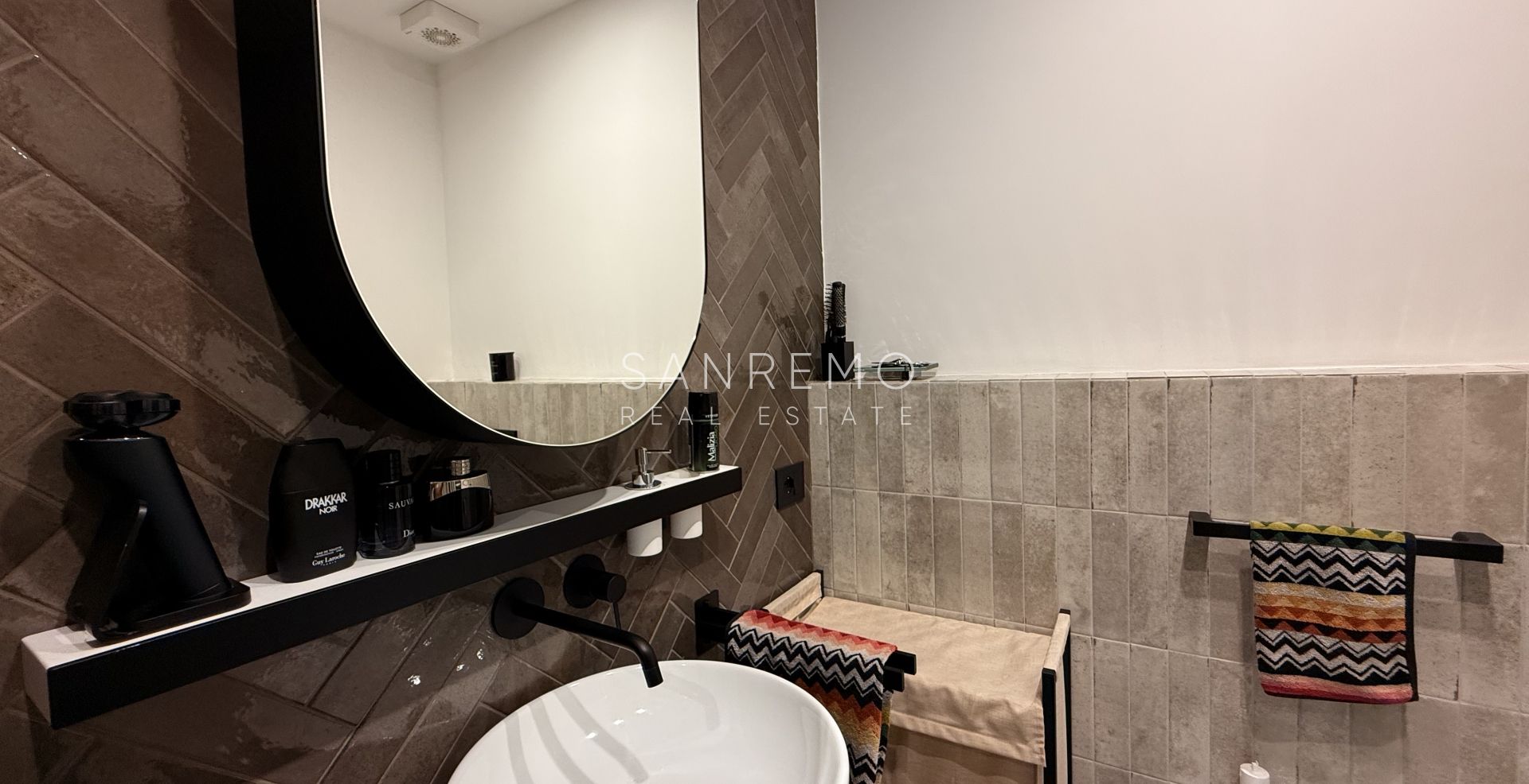 Prestigious sea view apartment with high-end finishes and luxury furnishings