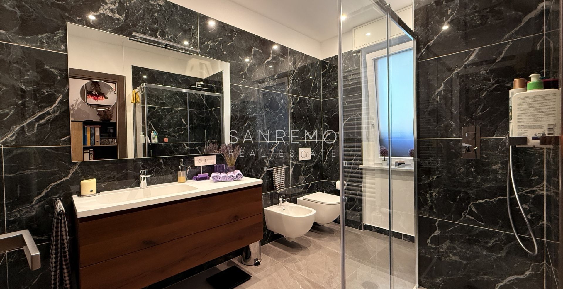 Prestigious sea view apartment with high-end finishes and luxury furnishings