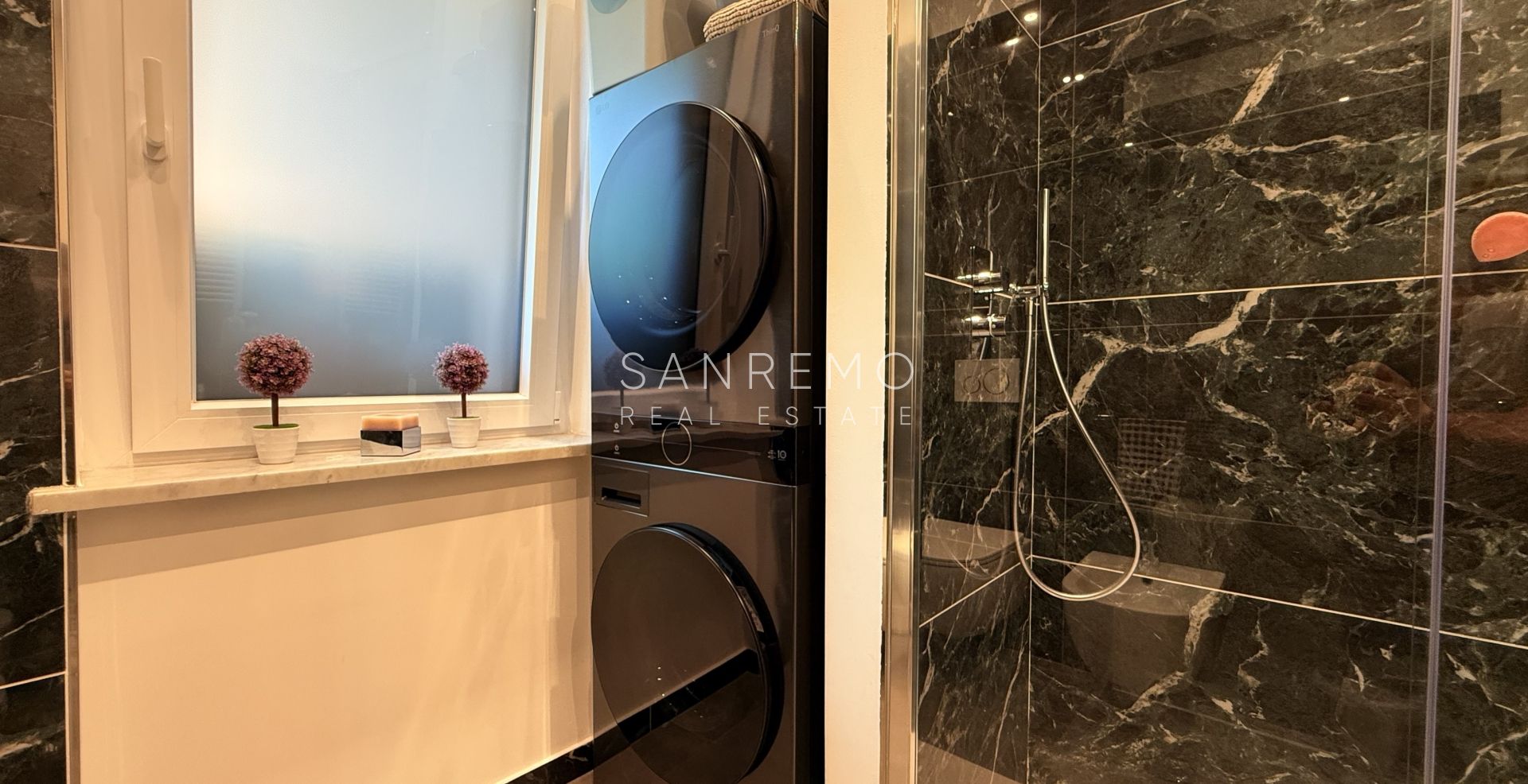Prestigious sea view apartment with high-end finishes and luxury furnishings
