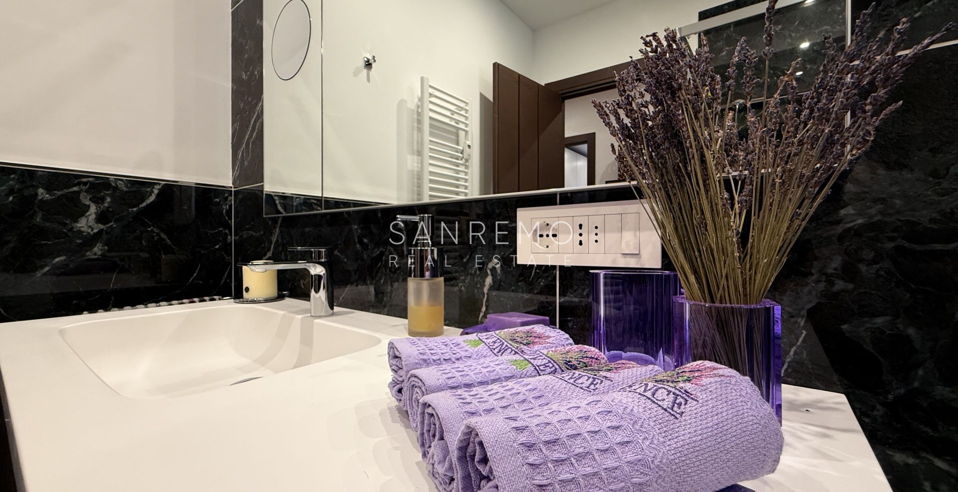 Prestigious sea view apartment with high-end finishes and luxury furnishings