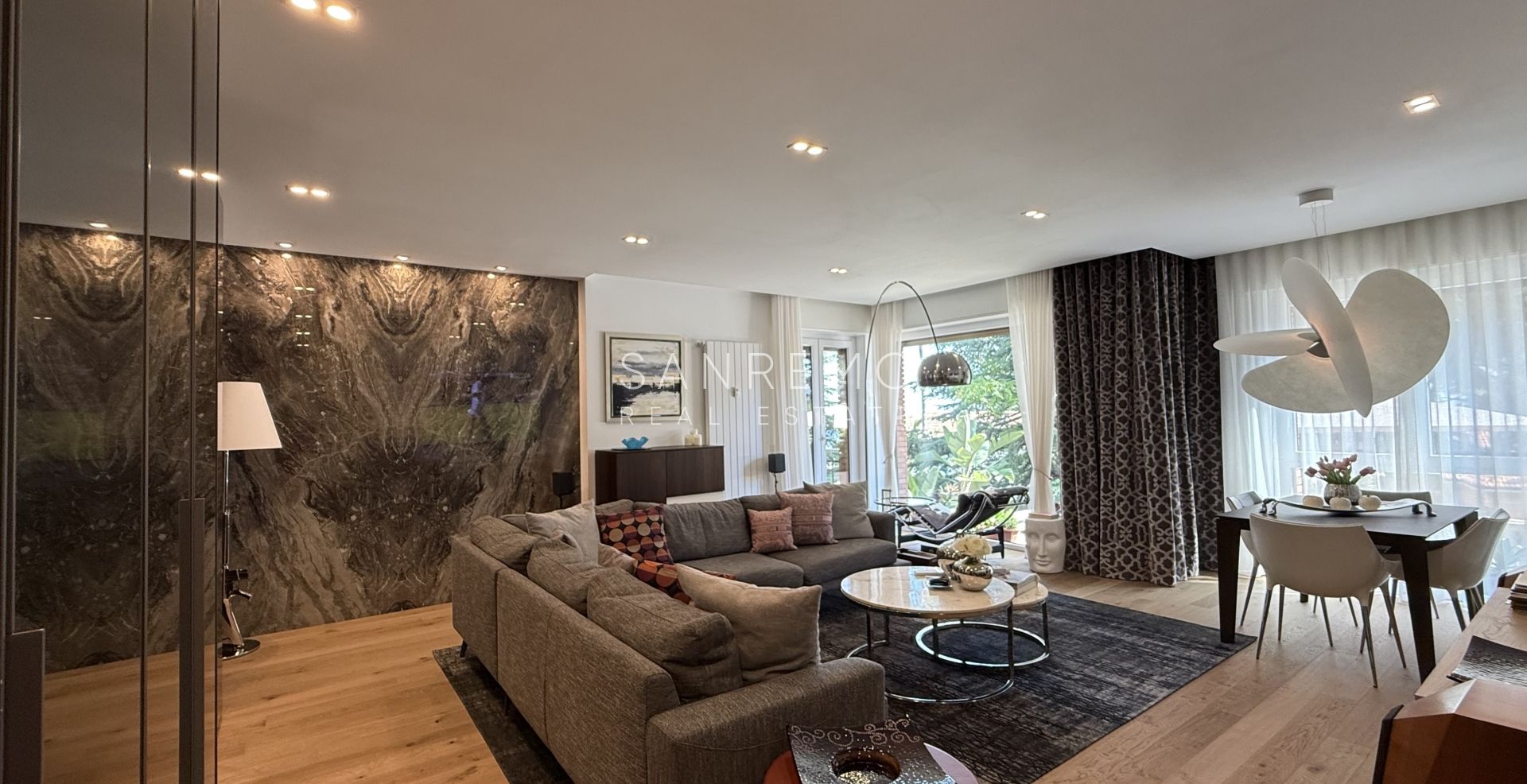Prestigious sea view apartment with high-end finishes and luxury furnishings