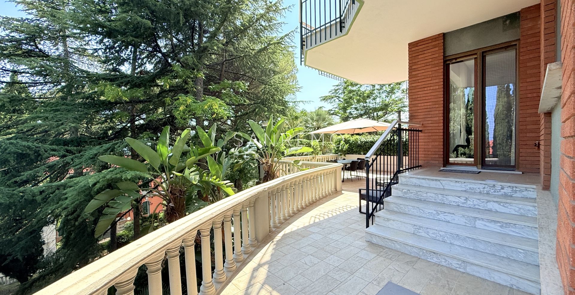 Prestigious sea view apartment with high-end finishes and luxury furnishings