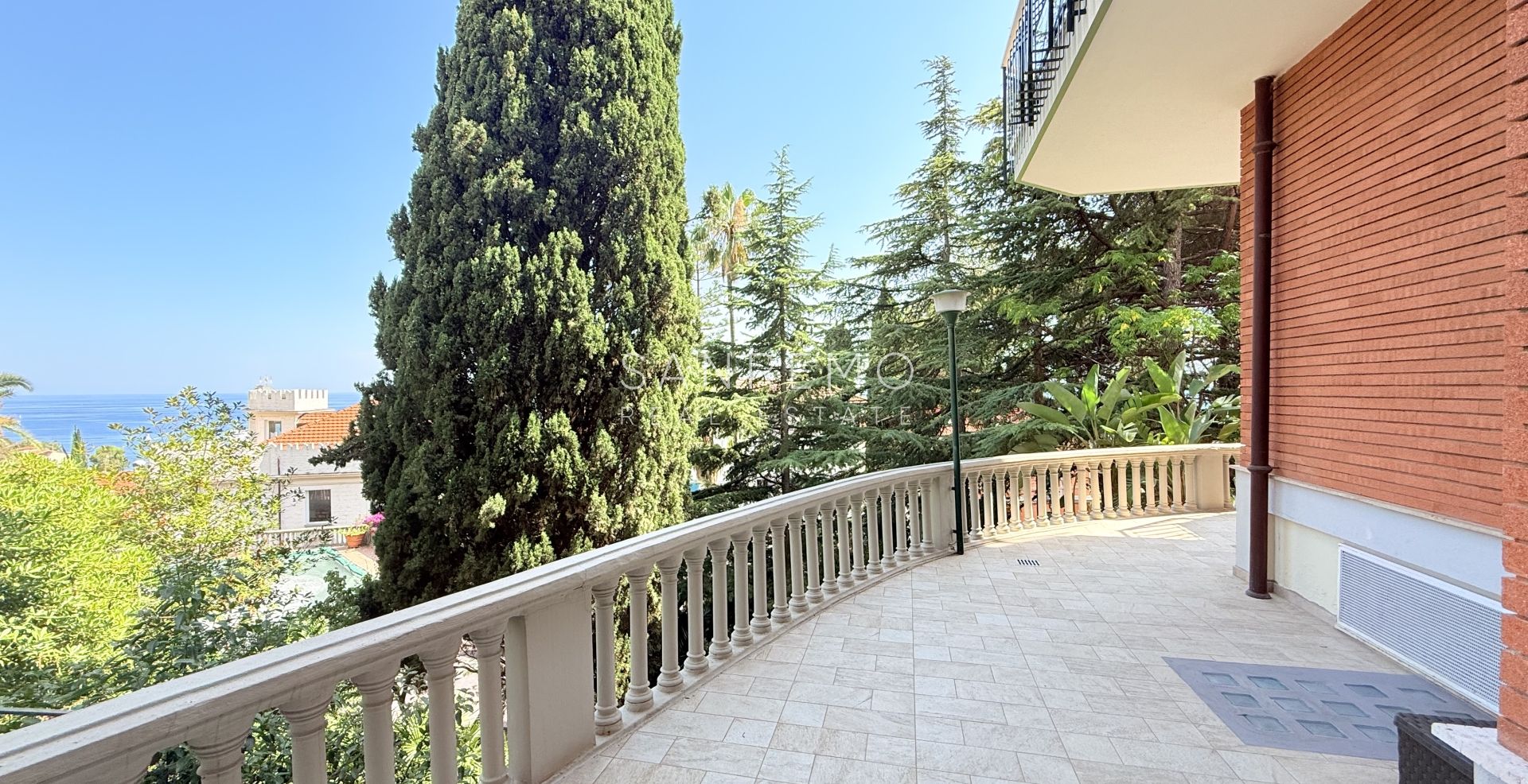 Prestigious sea view apartment with high-end finishes and luxury furnishings