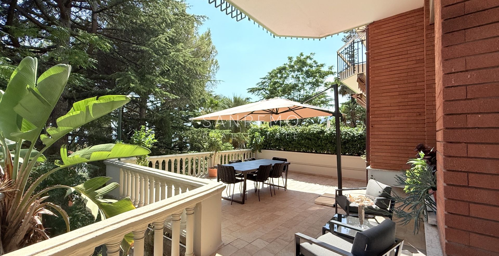 Prestigious sea view apartment with high-end finishes and luxury furnishings