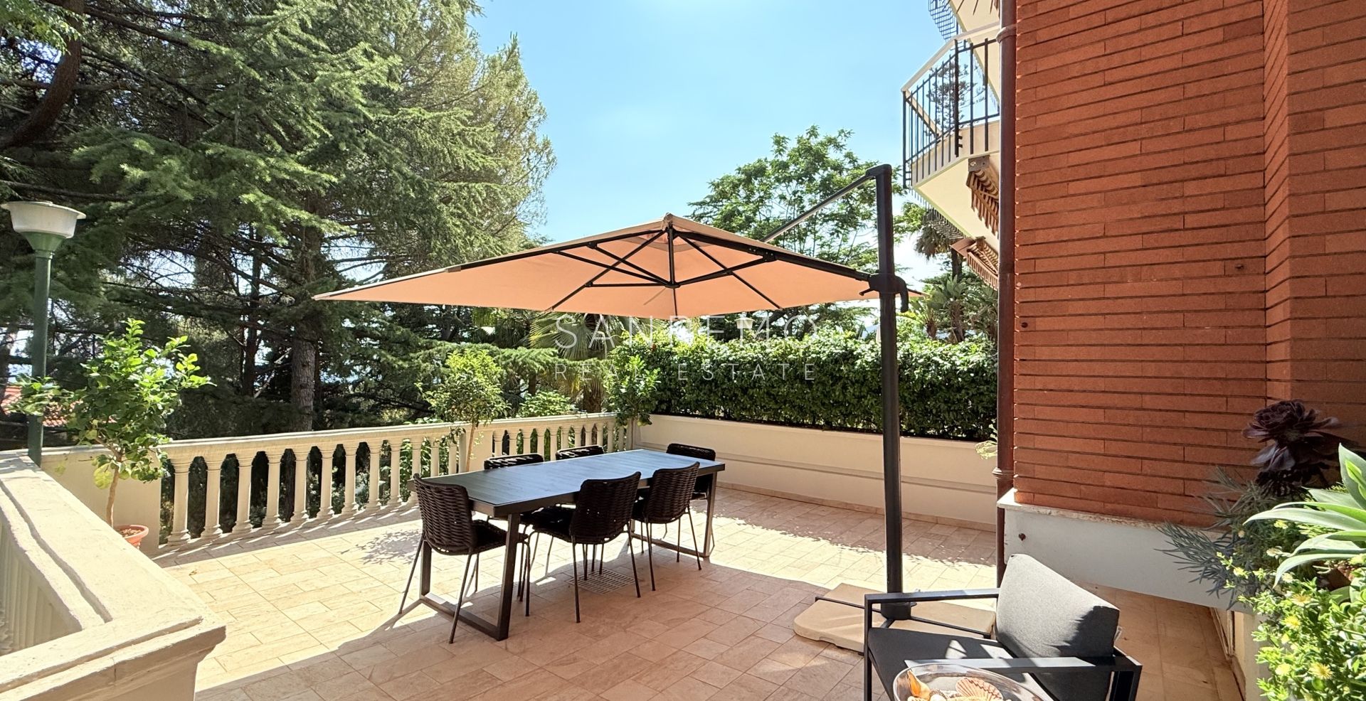 Prestigious sea view apartment with high-end finishes and luxury furnishings