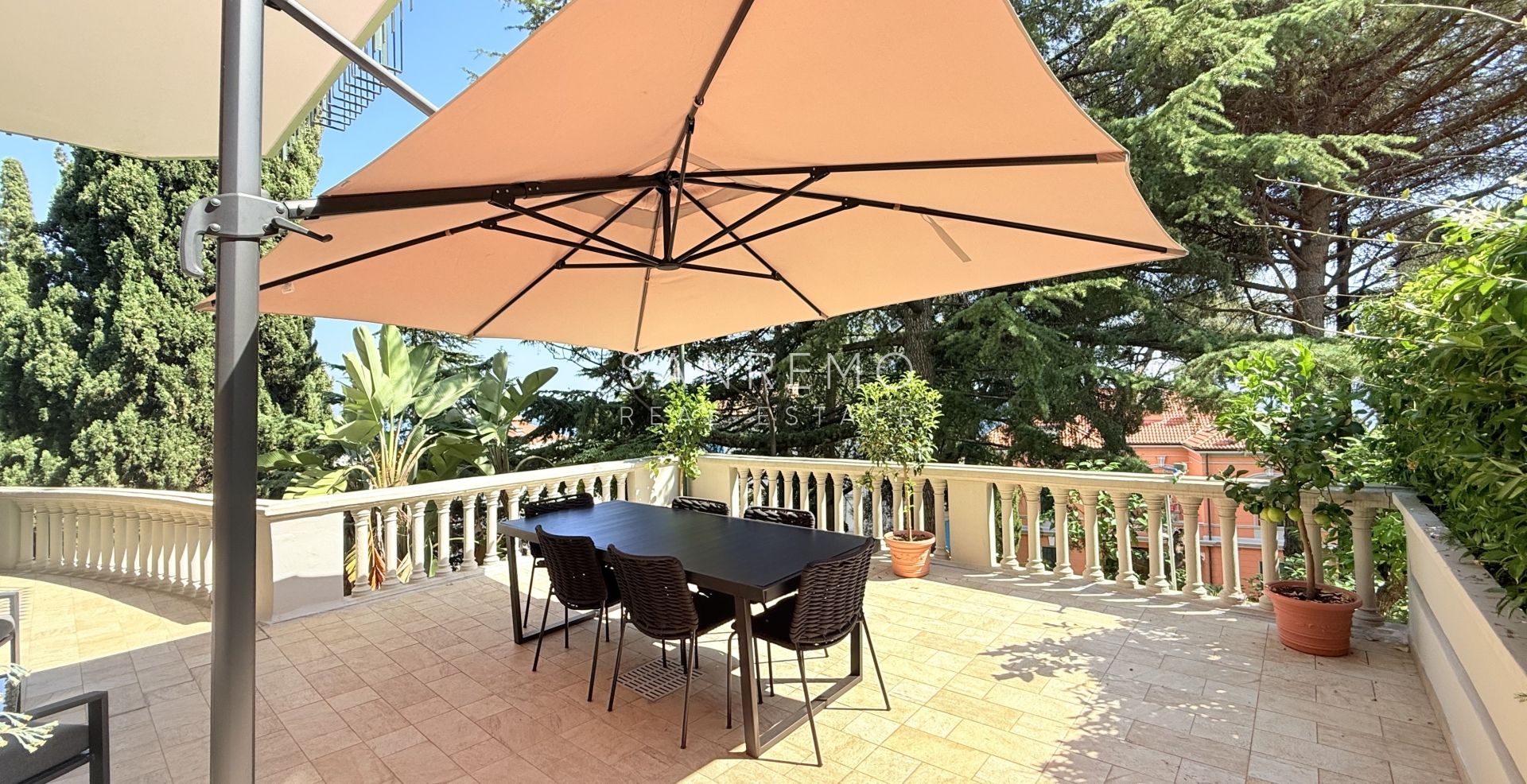 Prestigious sea view apartment with high-end finishes and luxury furnishings