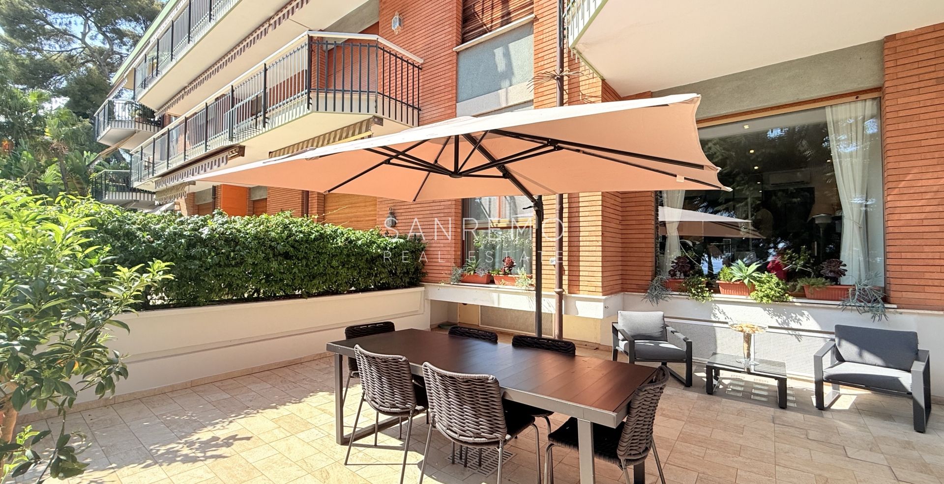 Prestigious sea view apartment with high-end finishes and luxury furnishings