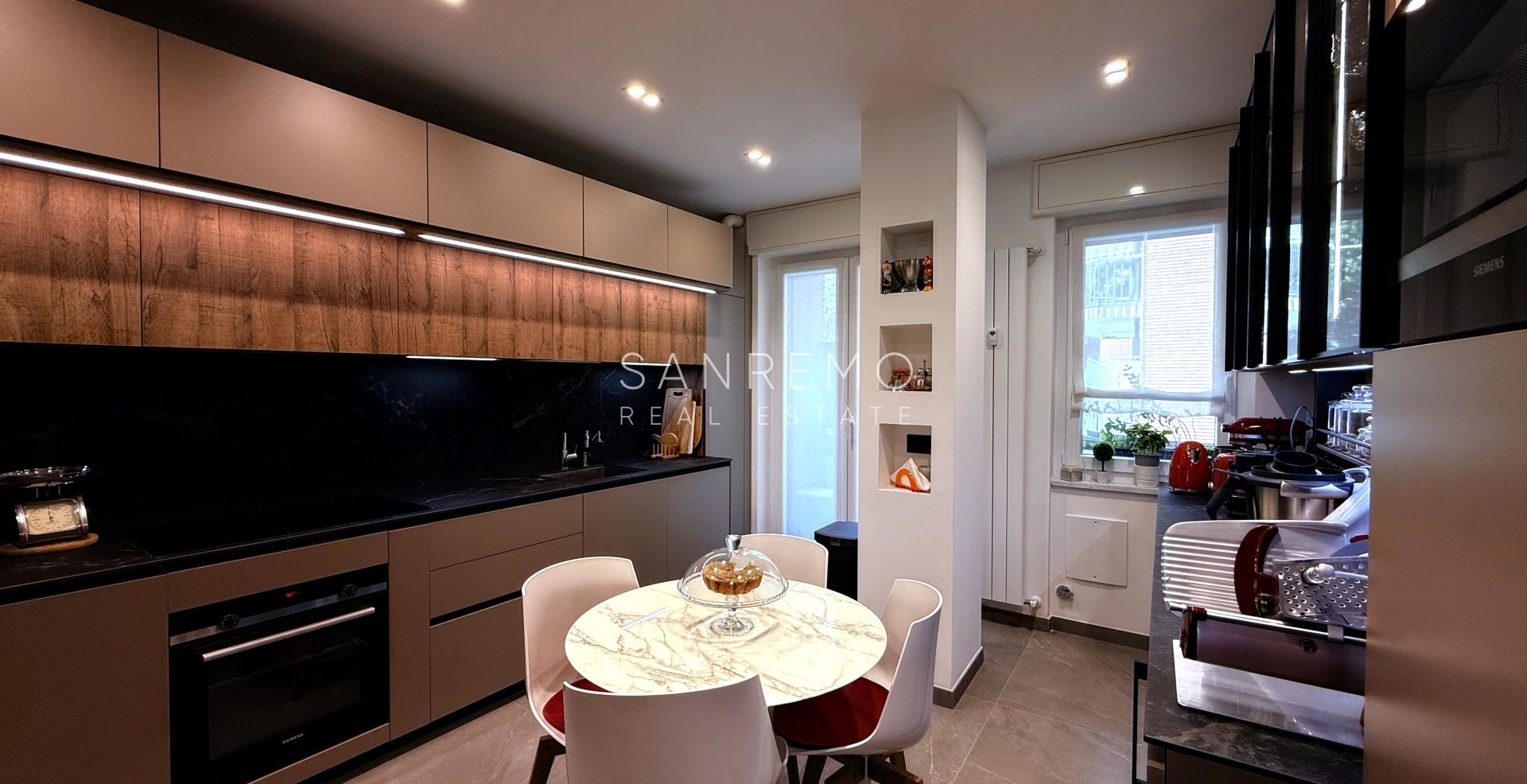 Prestigious sea view apartment with high-end finishes and luxury furnishings