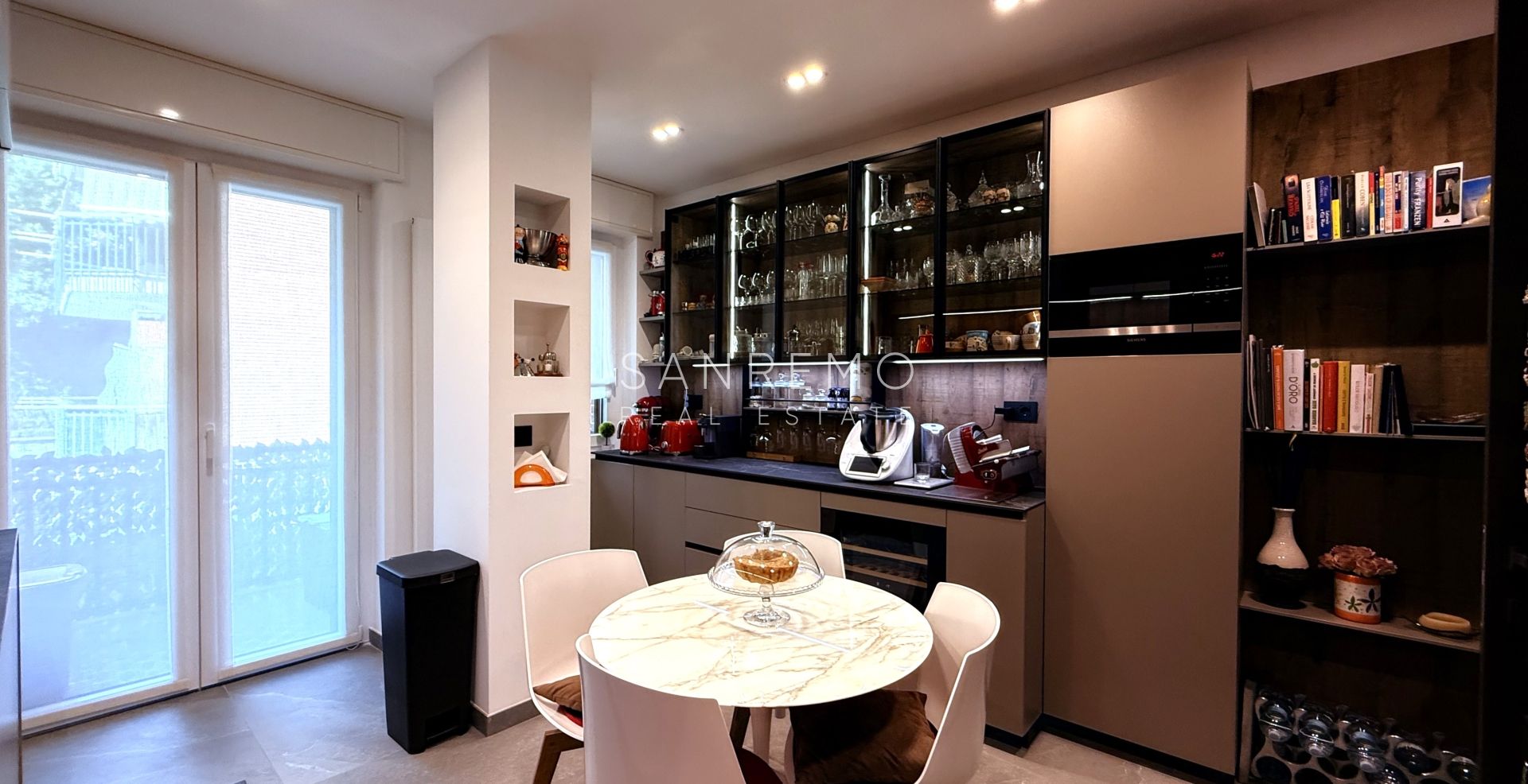 Prestigious sea view apartment with high-end finishes and luxury furnishings