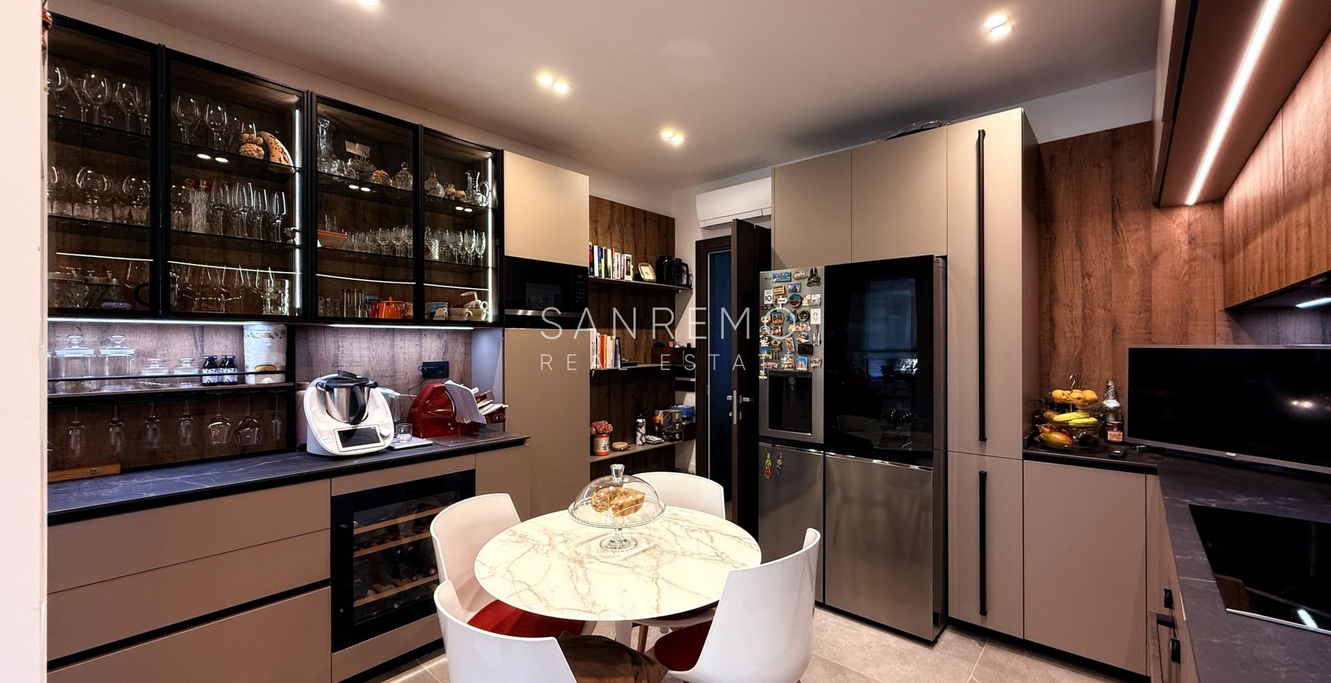 Prestigious sea view apartment with high-end finishes and luxury furnishings
