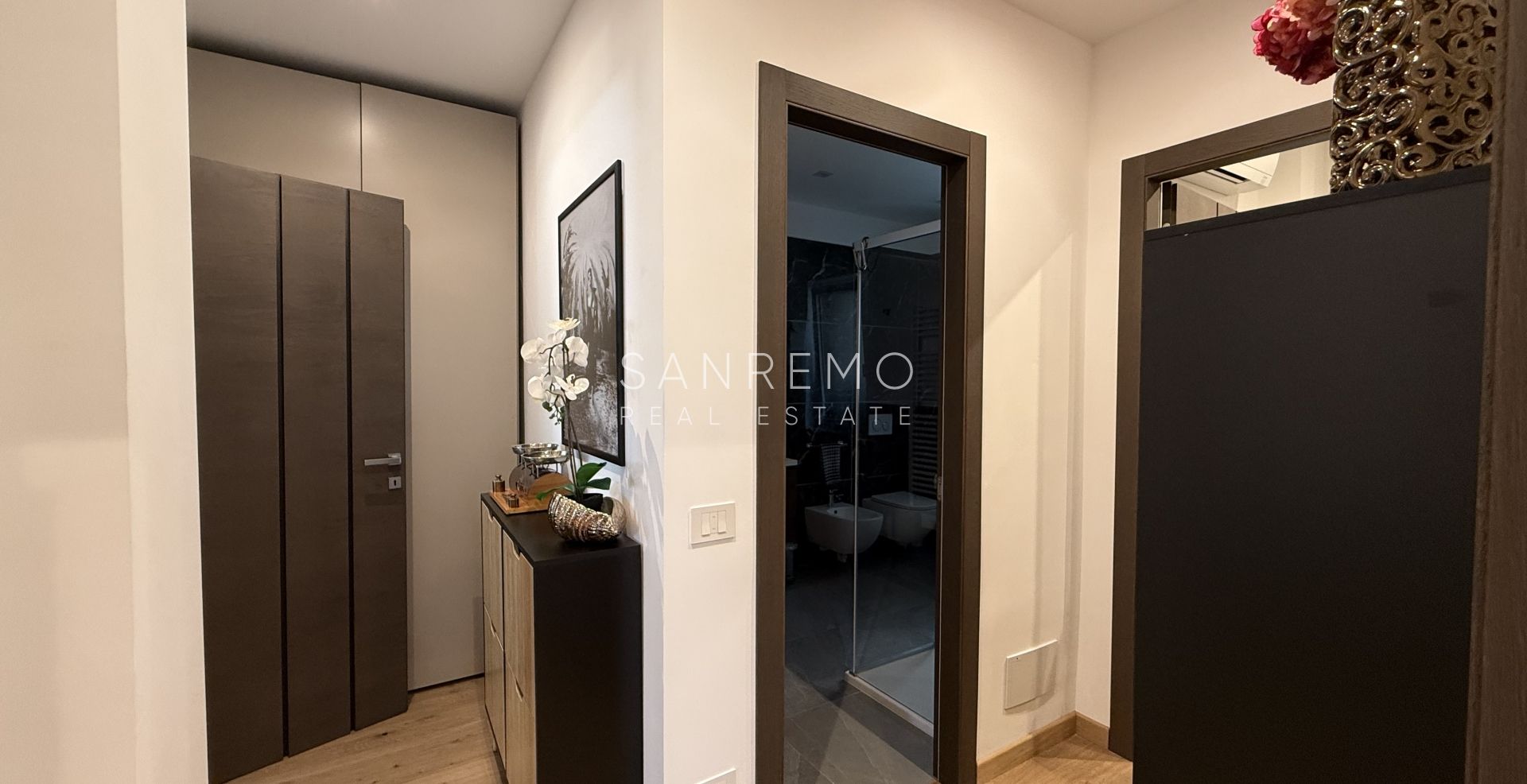 Prestigious sea view apartment with high-end finishes and luxury furnishings