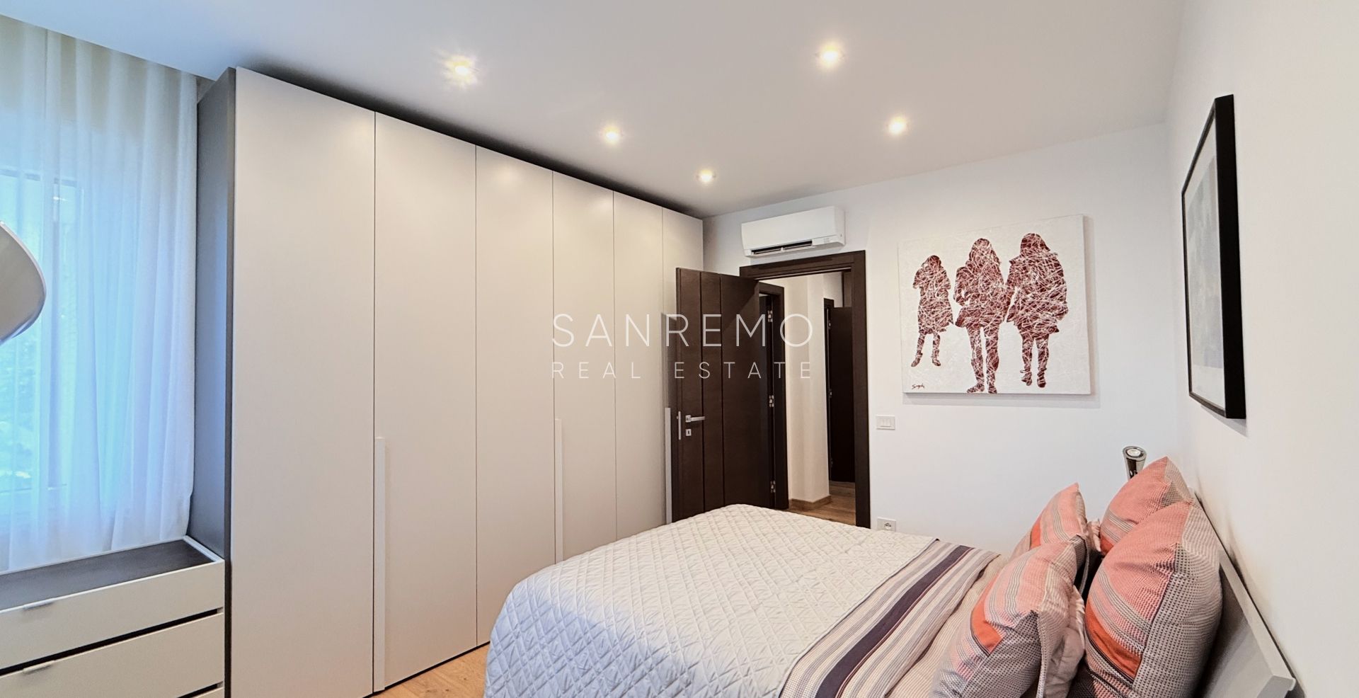 Prestigious sea view apartment with high-end finishes and luxury furnishings