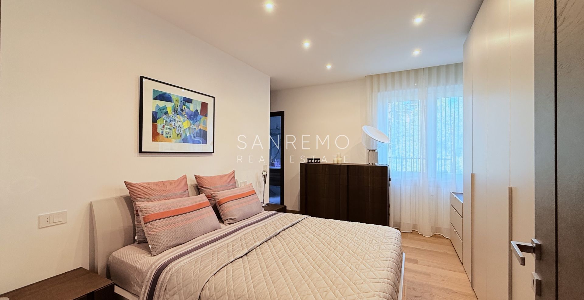 Prestigious sea view apartment with high-end finishes and luxury furnishings