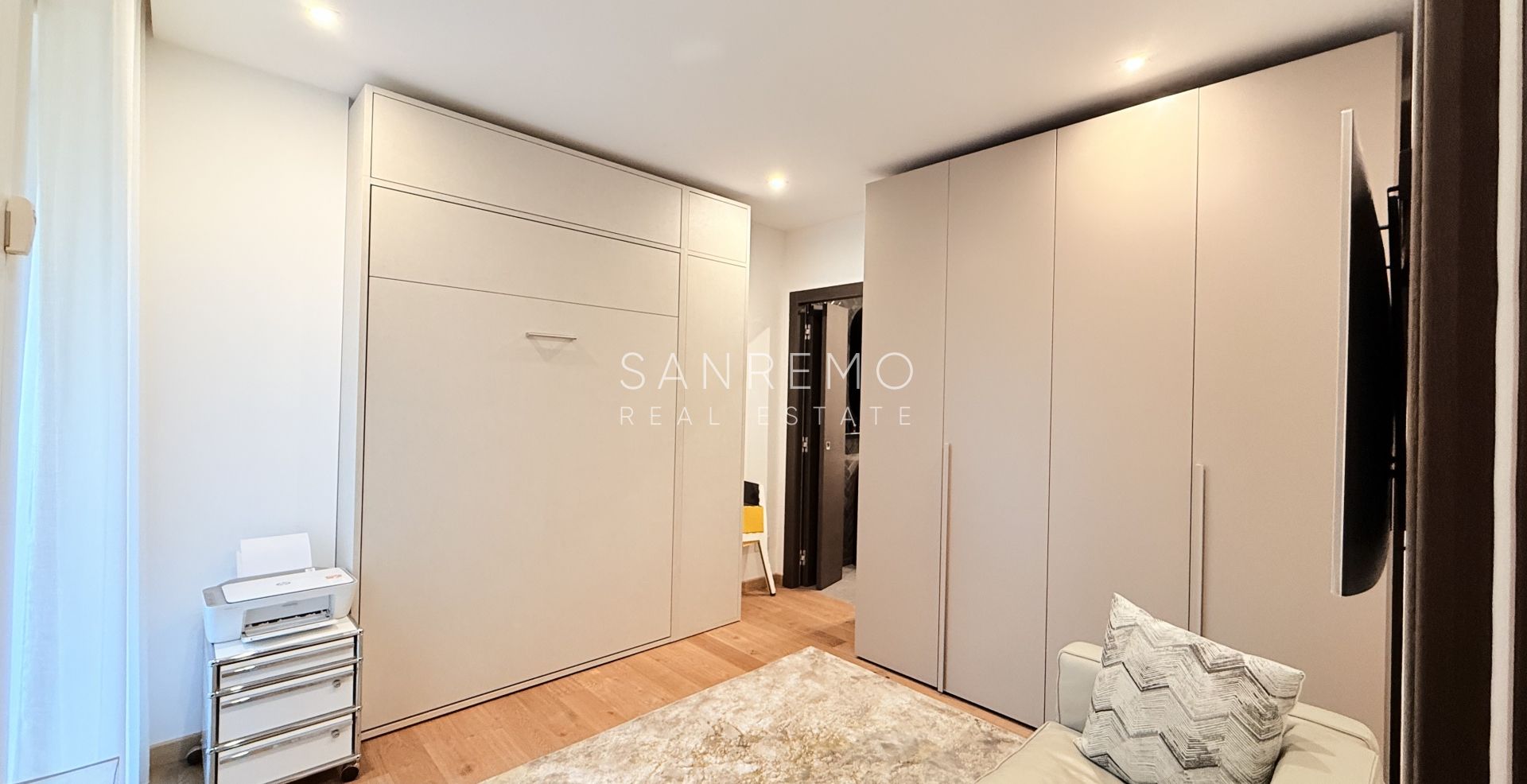 Prestigious sea view apartment with high-end finishes and luxury furnishings
