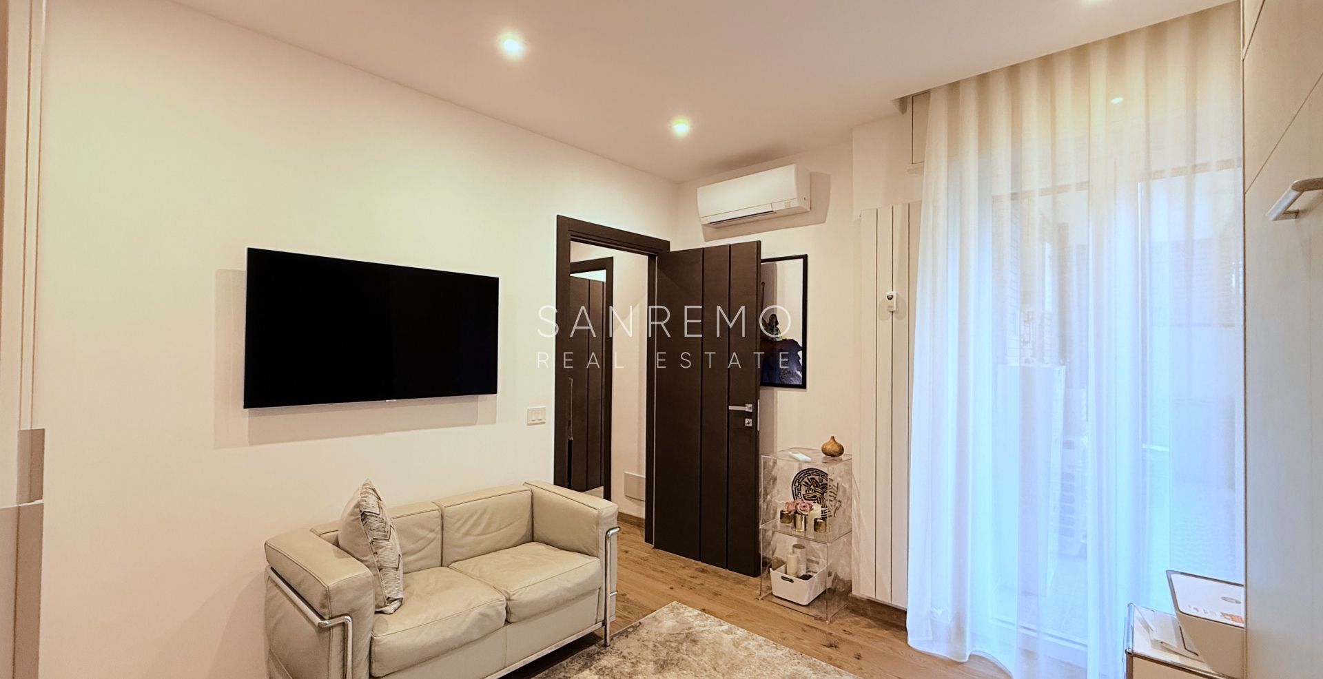Prestigious sea view apartment with high-end finishes and luxury furnishings
