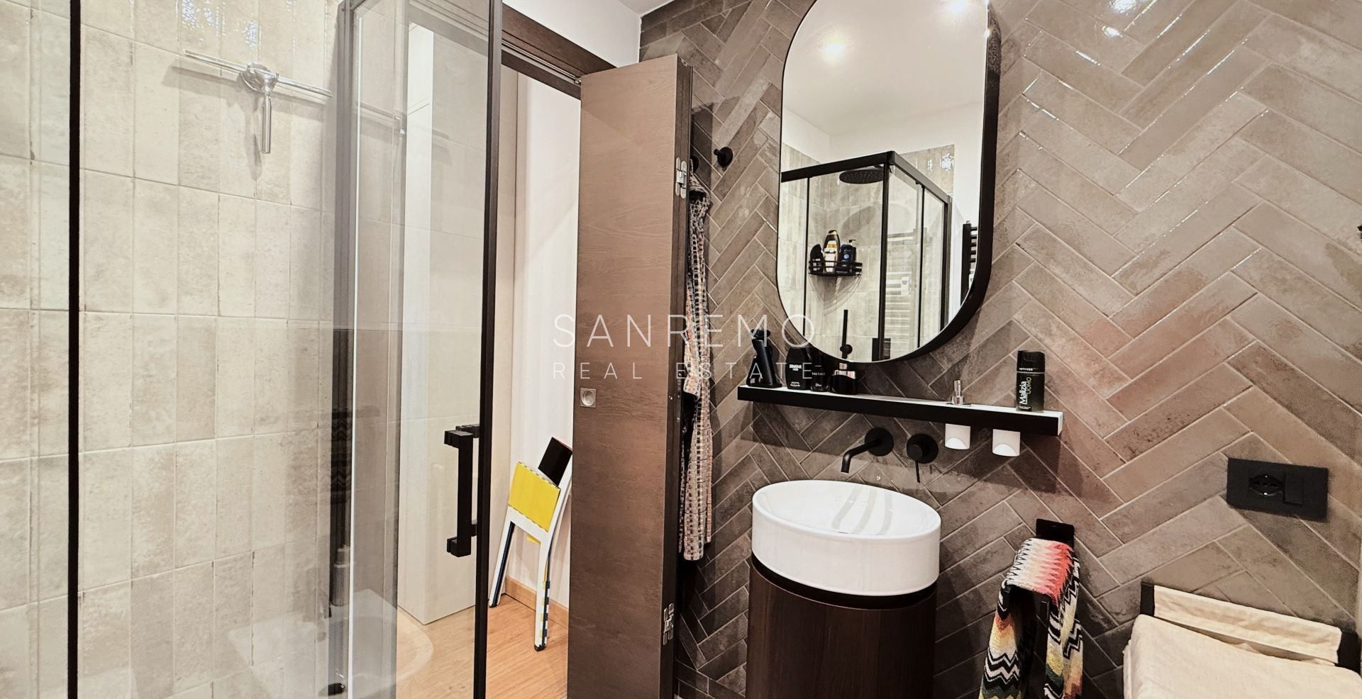 Prestigious sea view apartment with high-end finishes and luxury furnishings