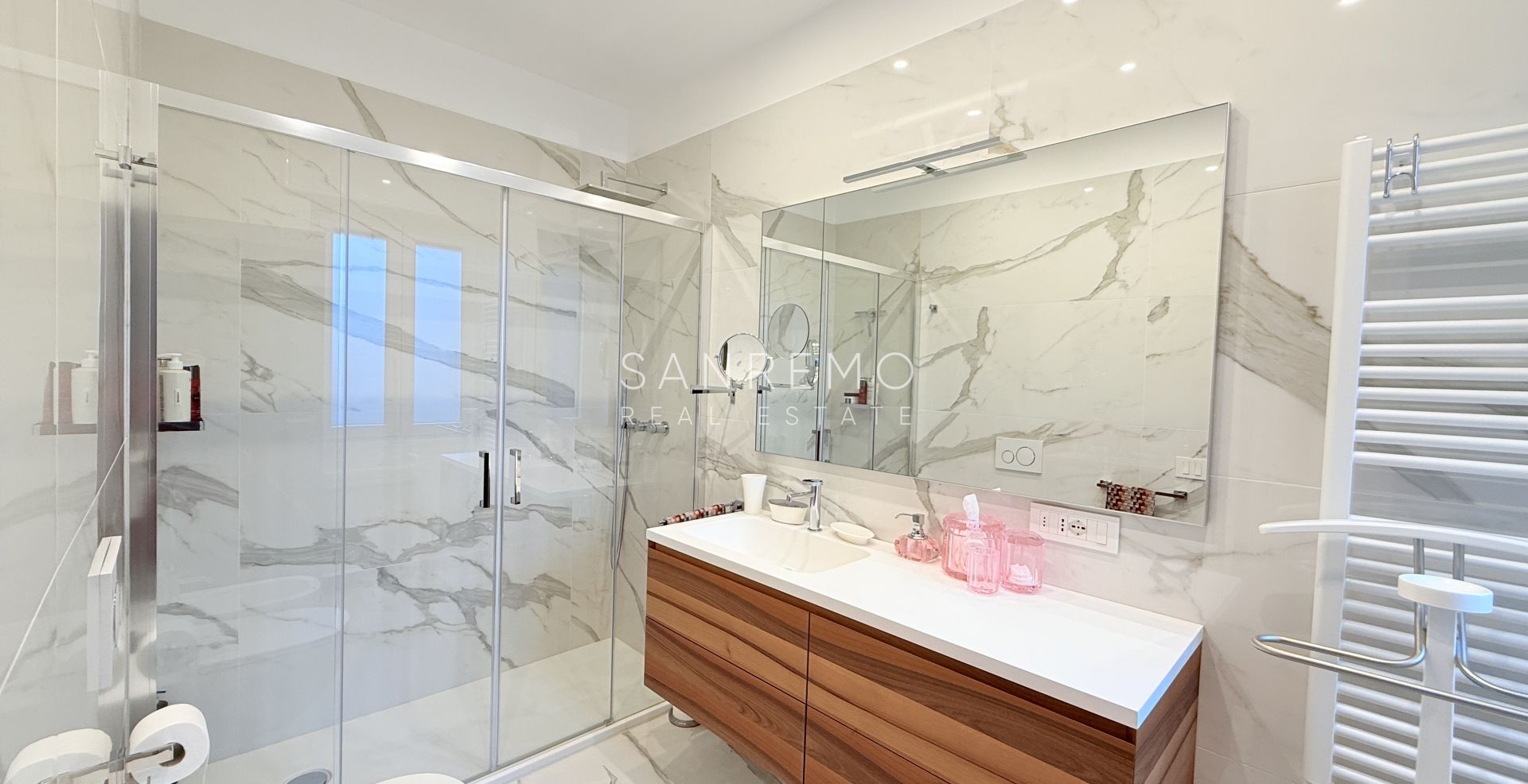 Prestigious sea view apartment with high-end finishes and luxury furnishings