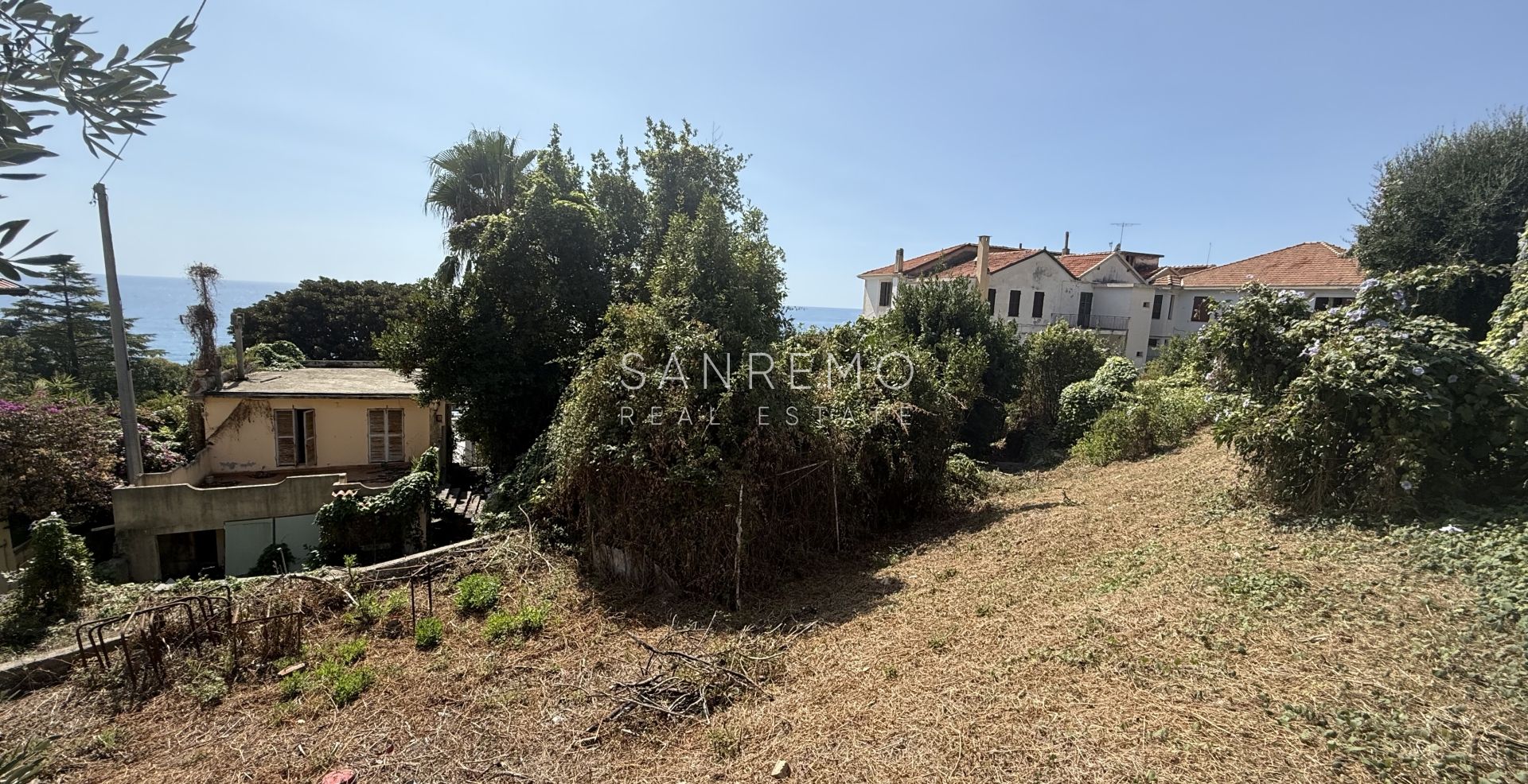 Exclusive plot with approved project and sea view