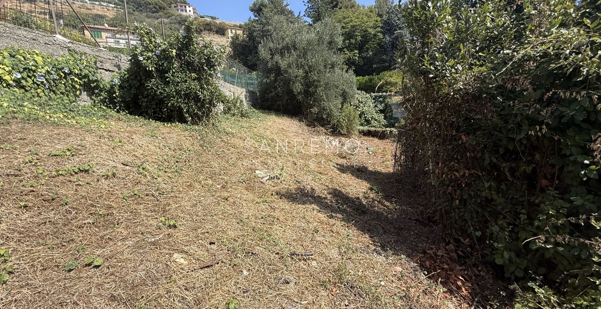 Exclusive plot with approved project and sea view