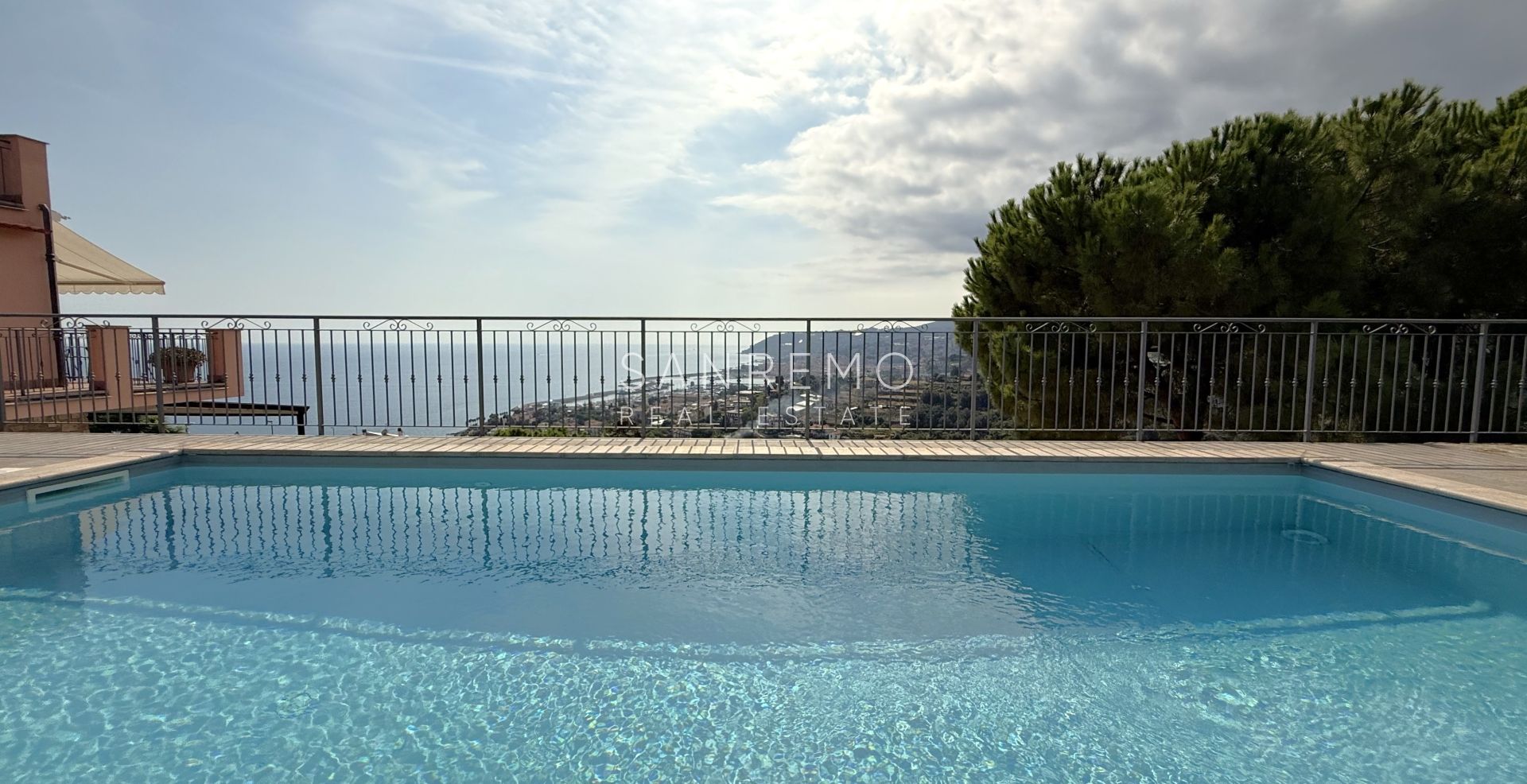 Prestigious villa with a swimming pool and breathtaking sea view