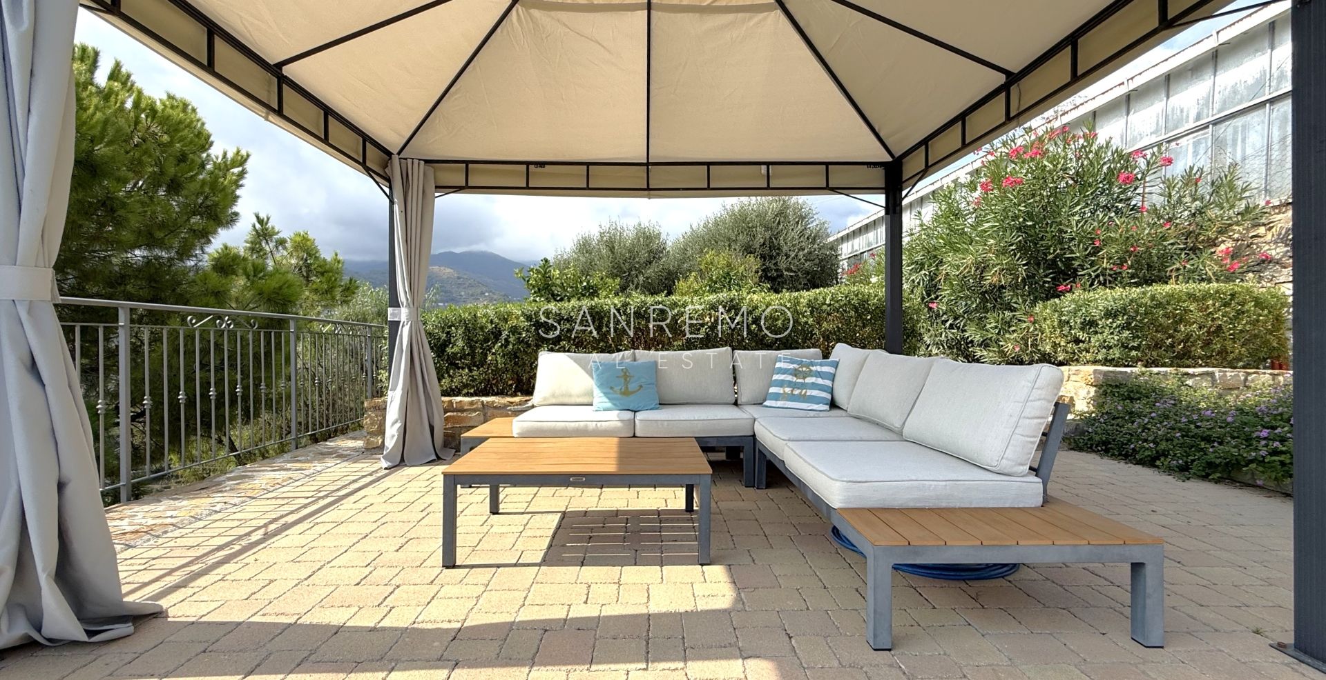 Prestigious villa with a swimming pool and breathtaking sea view