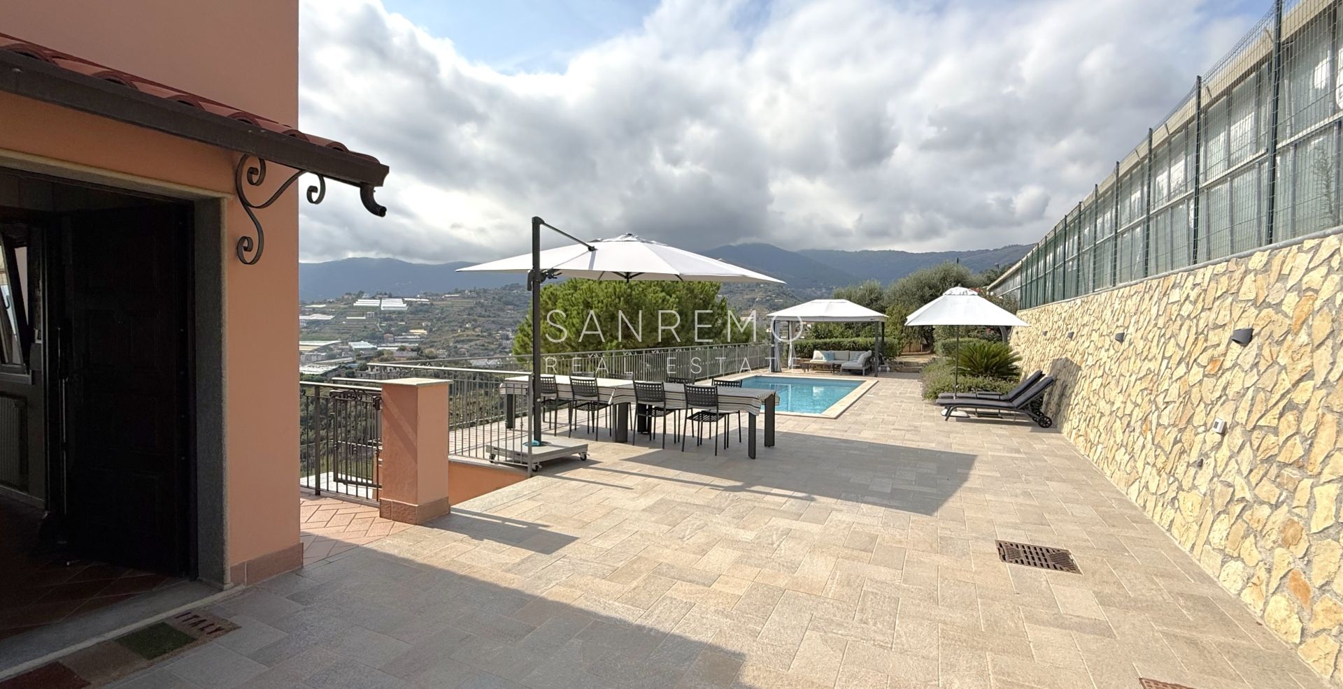 Prestigious villa with a swimming pool and breathtaking sea view