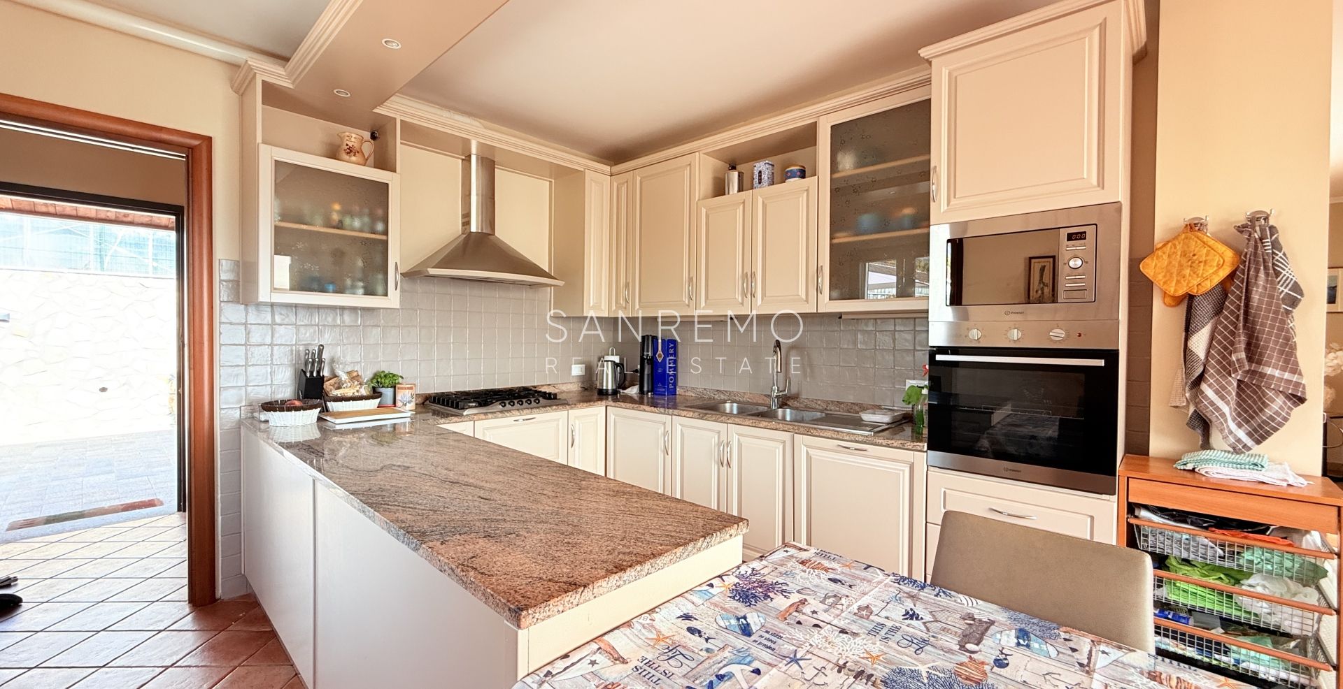 Prestigious villa with a swimming pool and breathtaking sea view