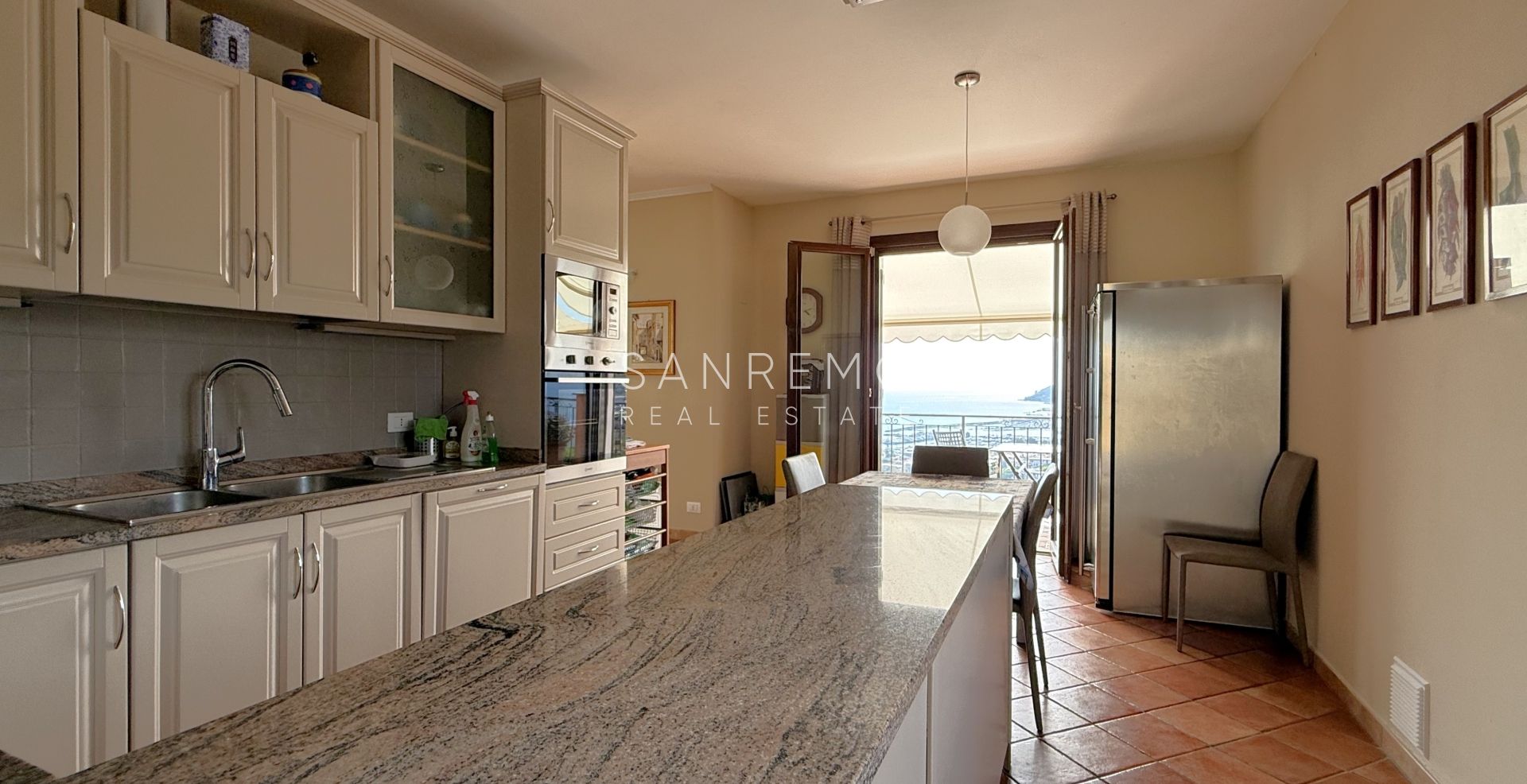 Prestigious villa with a swimming pool and breathtaking sea view