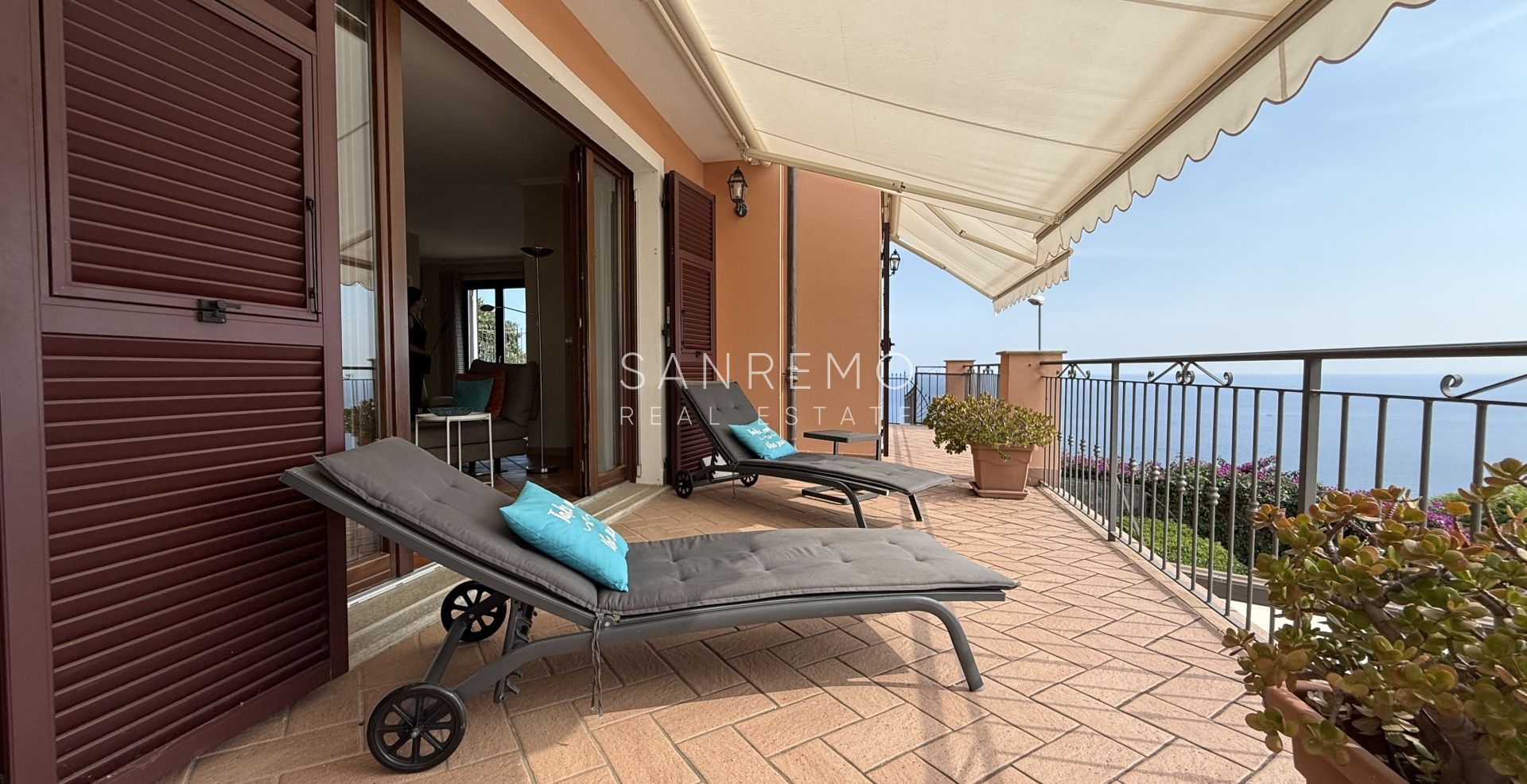 Prestigious villa with a swimming pool and breathtaking sea view