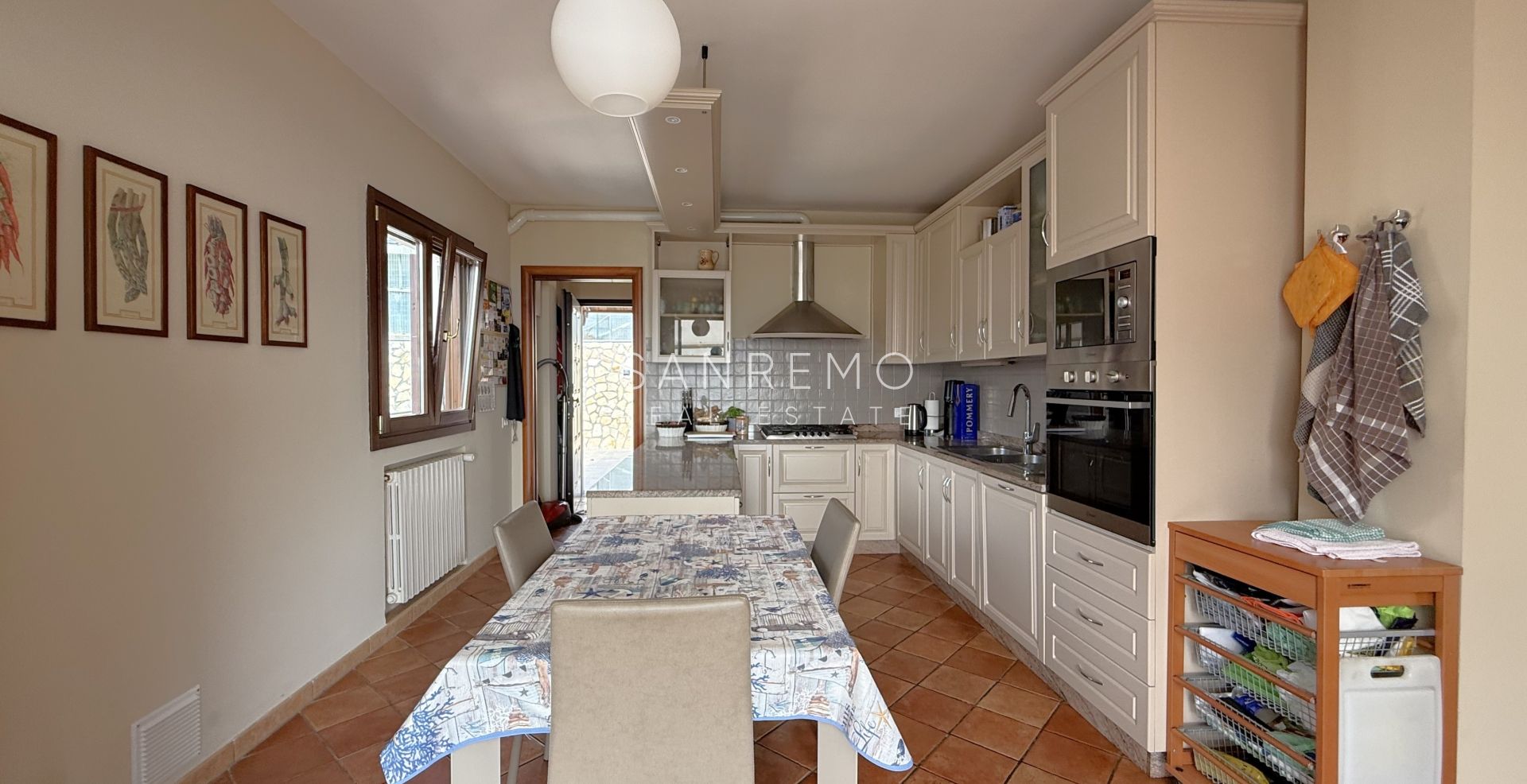 Prestigious villa with a swimming pool and breathtaking sea view